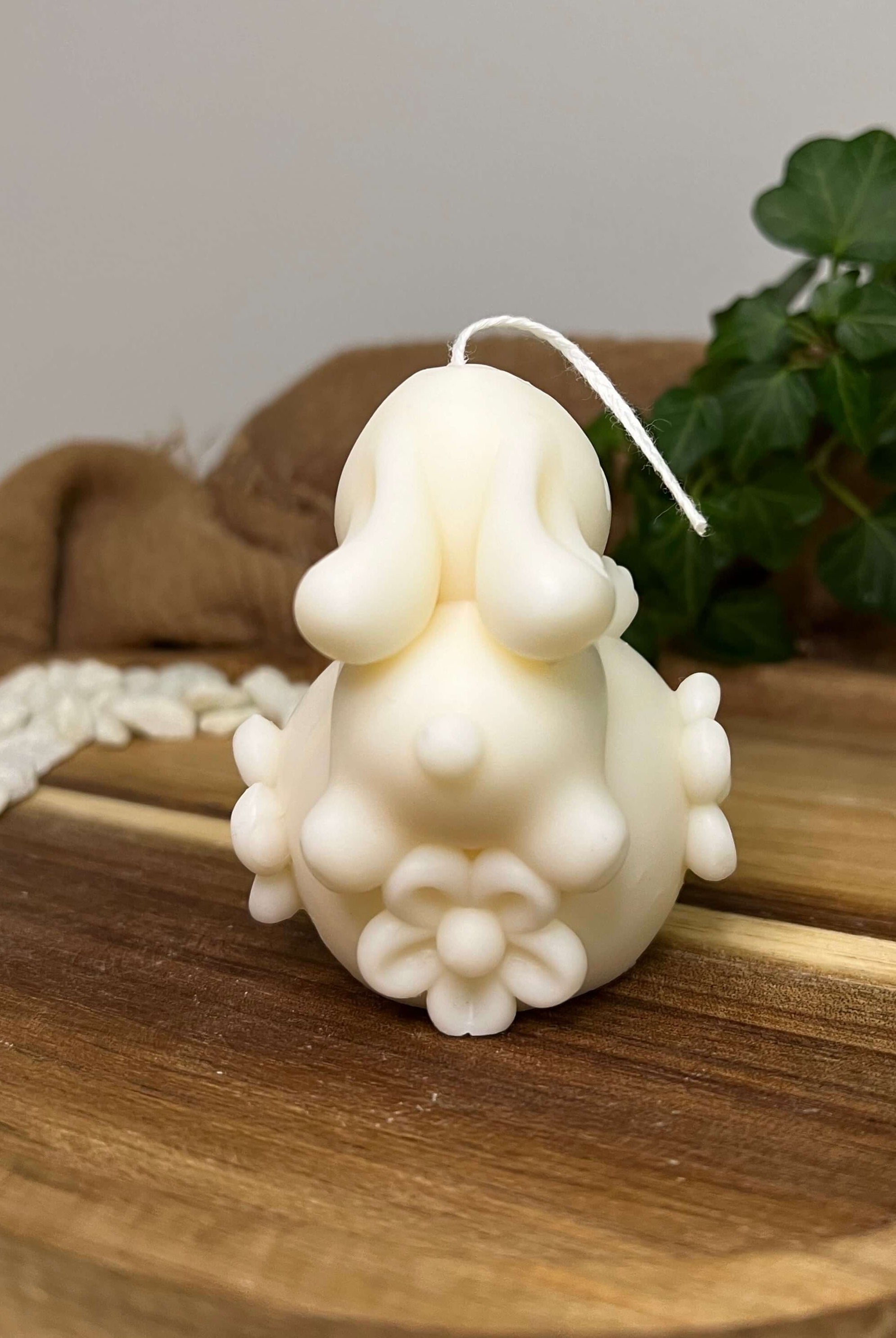 Die Enchanting Rabbit Osterkerze ist das perfekte Ostergeschenk. Mit ihrem einzigartigen und stilvollen Hasen Design passt sie perfekt in jede Haushaltsdeko. In weiß.