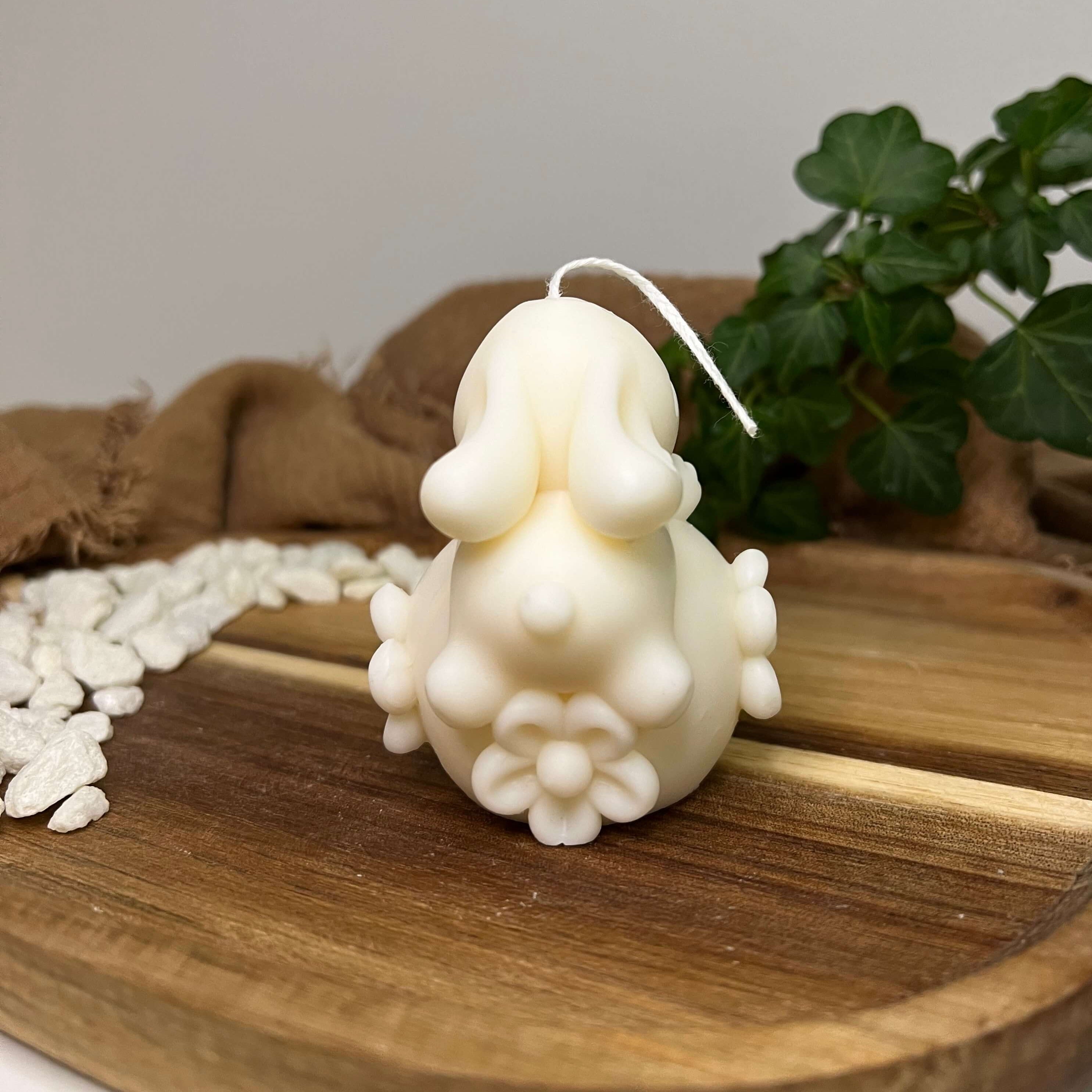 Die Enchanting Rabbit Osterkerze ist das perfekte Ostergeschenk. Mit ihrem einzigartigen und stilvollen Hasen Design passt sie perfekt in jede Haushaltsdeko. In weiß.