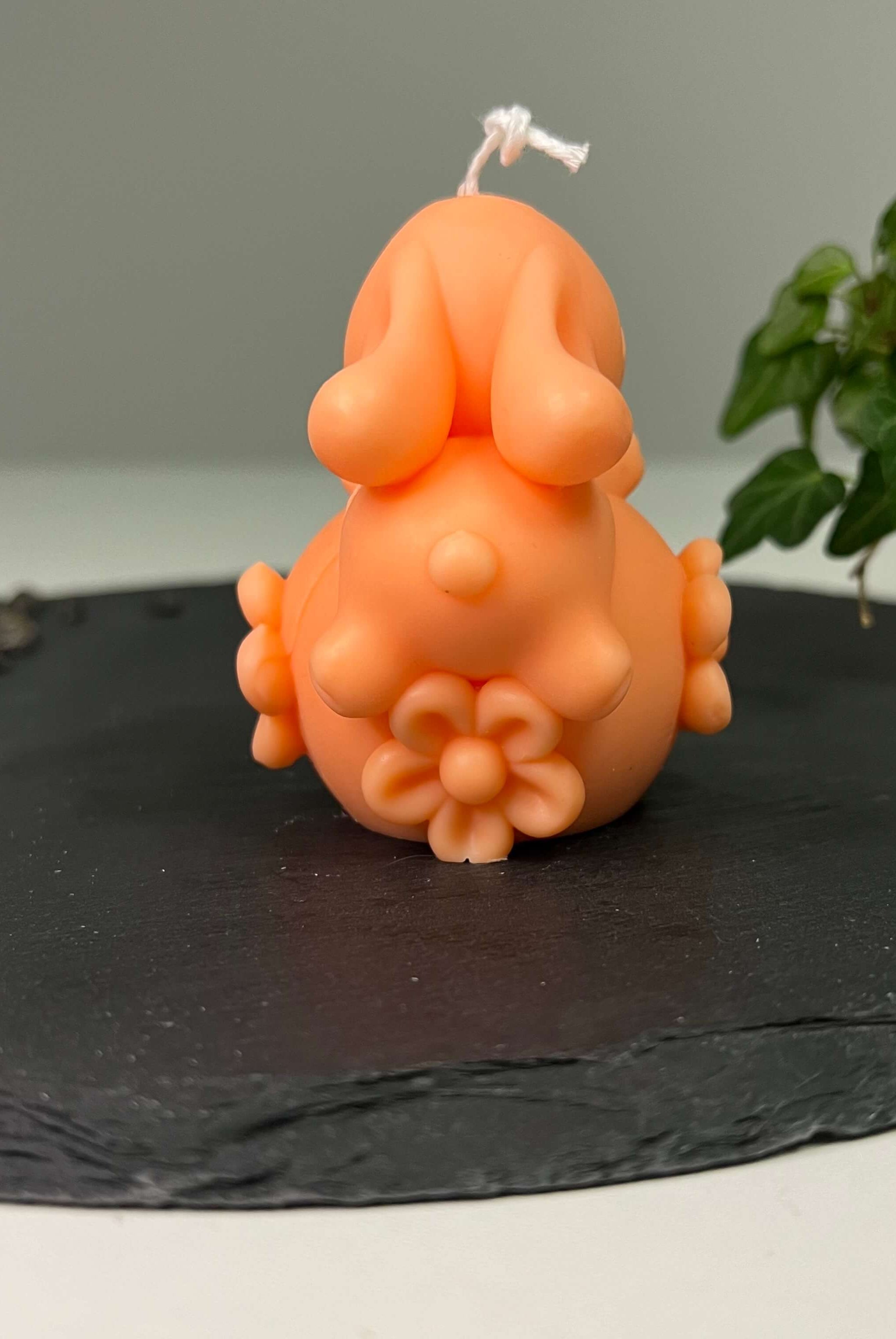 Die Enchanting Rabbit Osterkerze ist das perfekte Ostergeschenk. Mit ihrem einzigartigen und stilvollen Hasen Design passt sie perfekt in jede Haushaltsdeko.