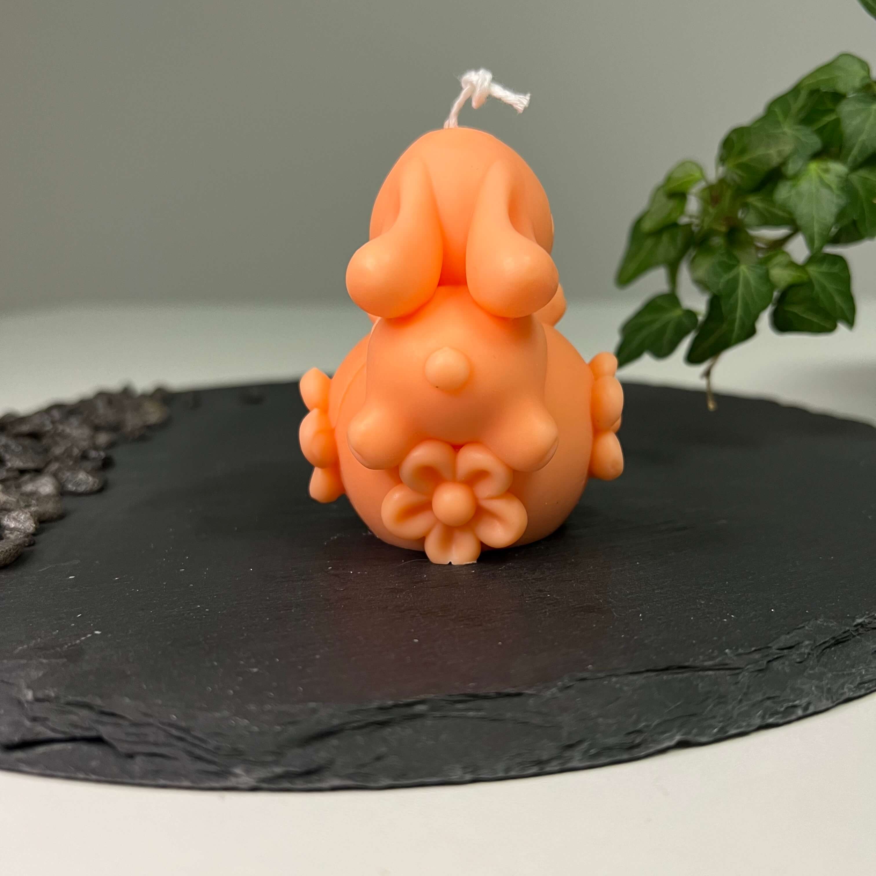 Die Enchanting Rabbit Osterkerze ist das perfekte Ostergeschenk. Mit ihrem einzigartigen und stilvollen Hasen Design passt sie perfekt in jede Haushaltsdeko.