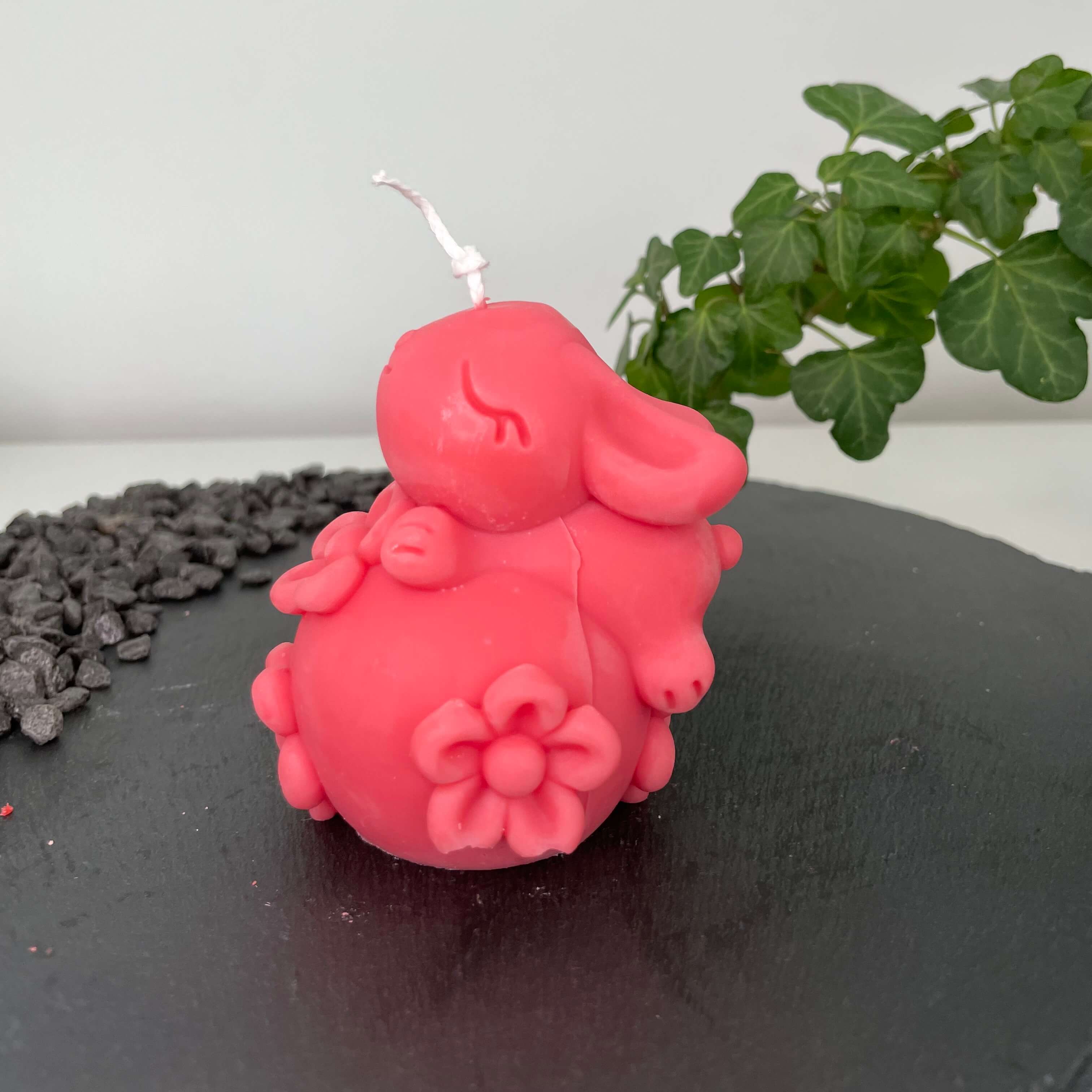 Unsere Enchanting Rabbit Kerze ist in verschiedenen Düften erhältlich. Diese Duftkerze hat einen angenehmen und beruhigenden Geruch. Sie ist perfekt für entspannte und gemütliche Tage geeignet. In Rot.