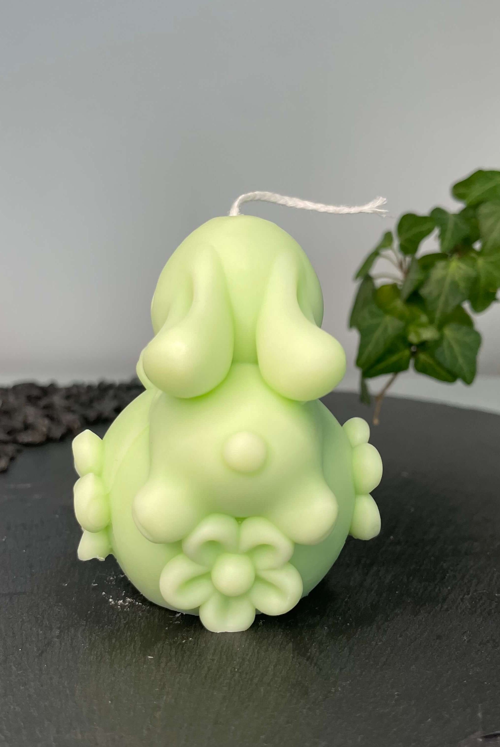 Die Enchanting Rabbit Osterkerze ist das perfekte Ostergeschenk. Mit ihrem einzigartigen und stilvollen Hasen Design passt sie perfekt in jede Haushaltsdeko. In Hellgrün.