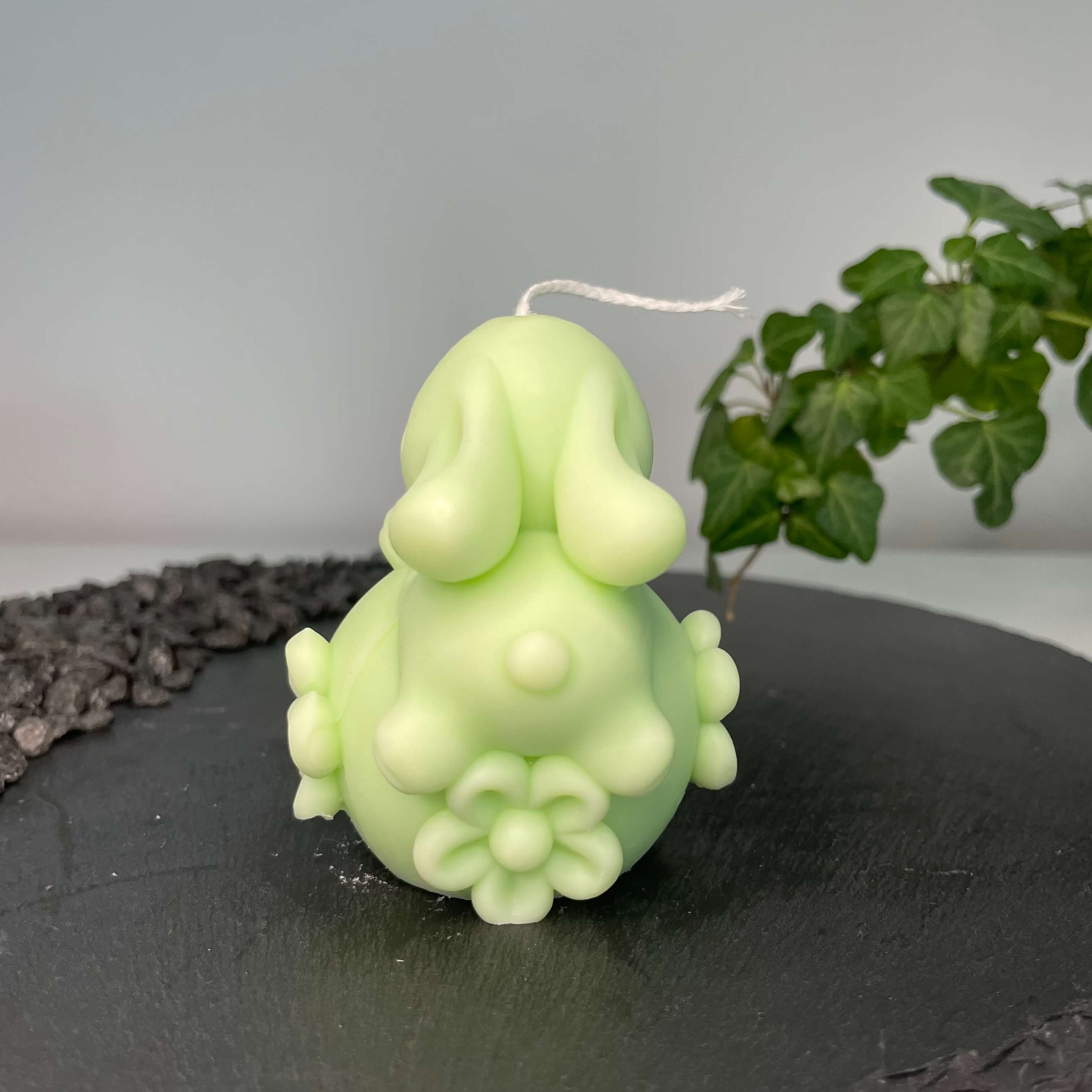 Die Enchanting Rabbit Osterkerze ist das perfekte Ostergeschenk. Mit ihrem einzigartigen und stilvollen Hasen Design passt sie perfekt in jede Haushaltsdeko. In Hellgrün.