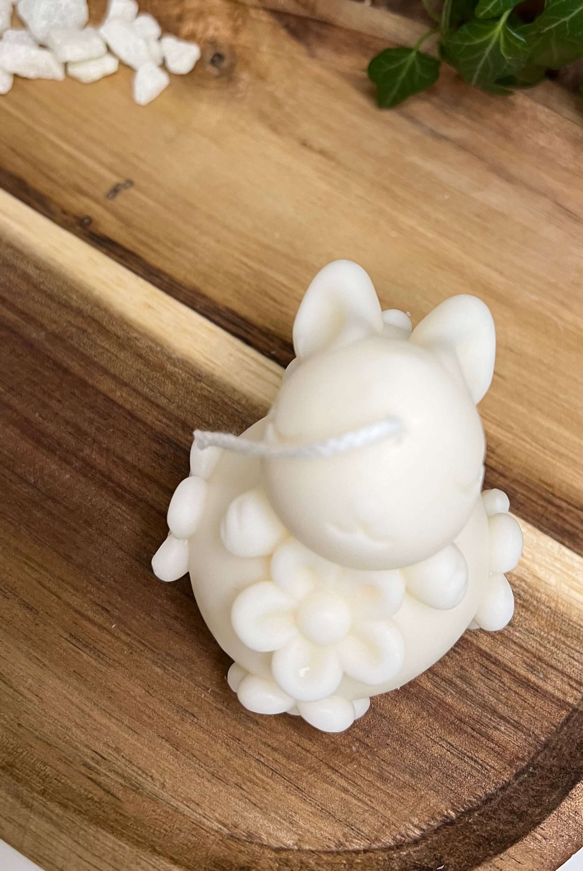 Die Enchanting Rabbit Osterkerze in weiß. Sie hat ein Hasendesign und Ostereidesign.