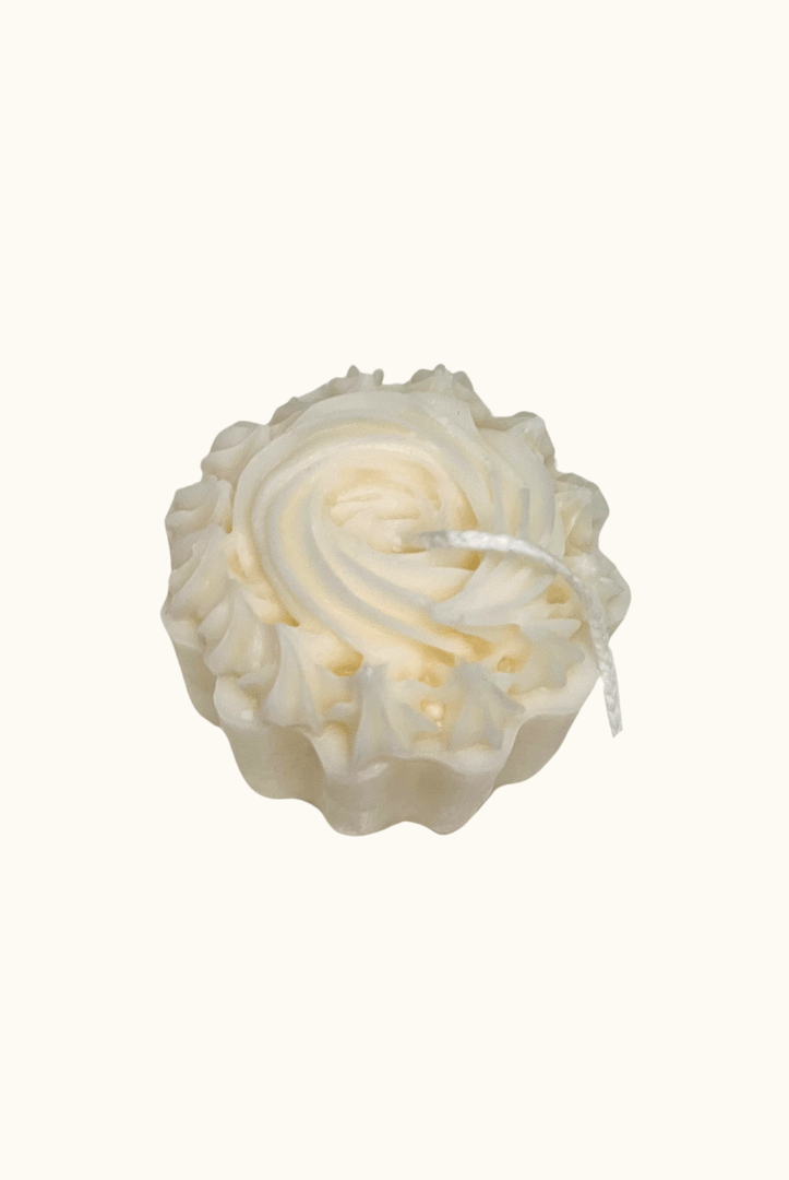 Auf diesem Bild sieht man unsere Exquisite Cake Delight Kerze. Sie ist handgemacht aus Bio Sojawachs. Zudem ist sie nachhaltig, vegan und umweltfreundlich.