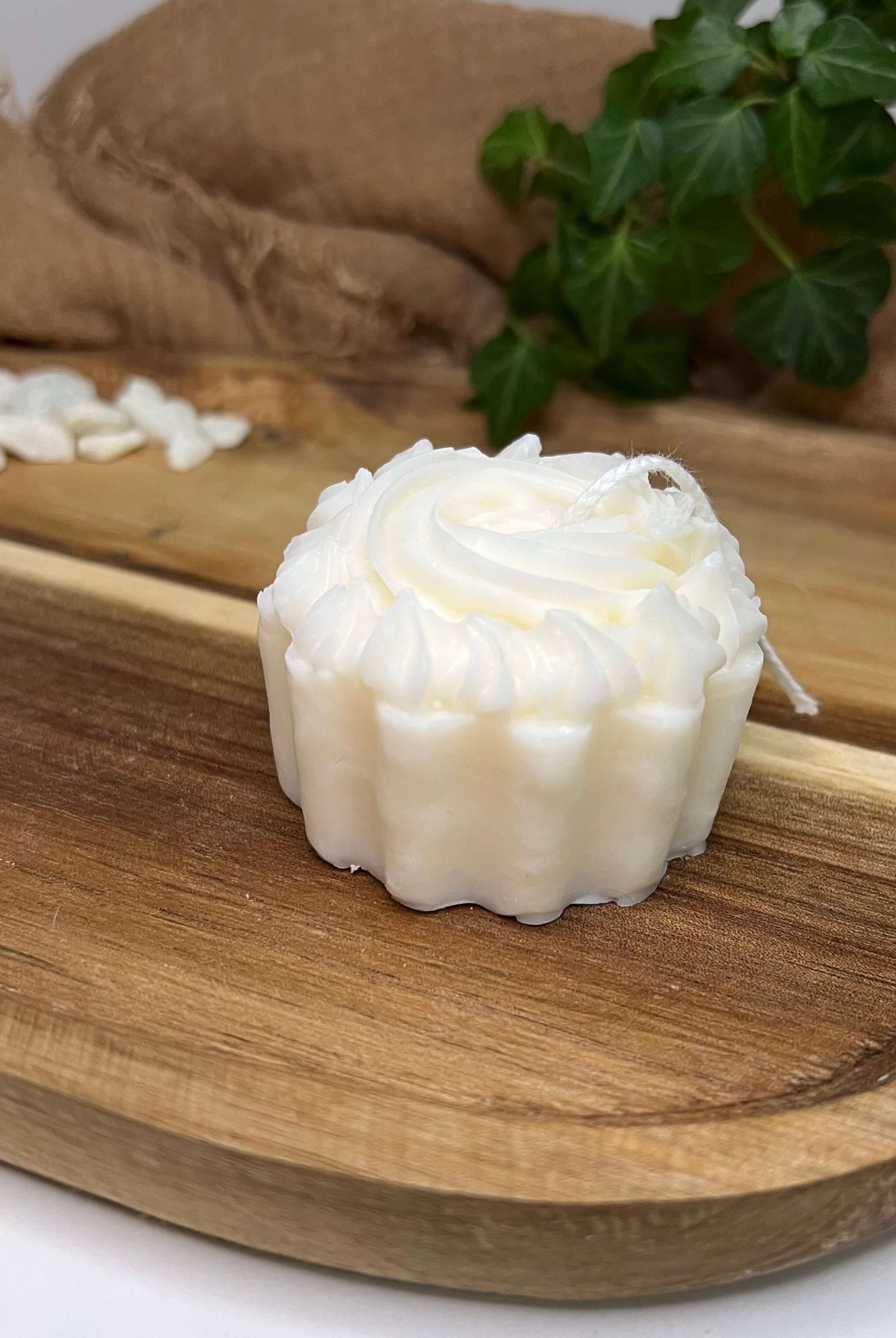 Hier sieht man unsere Exquisite Cake Delight Kerze. Diese Torten Kerze ist perfekt als Dekoration geeignet. Sie sieht elegant und ästhetisch aus. Handgefertigt aus hochwertigem Sojawachs.