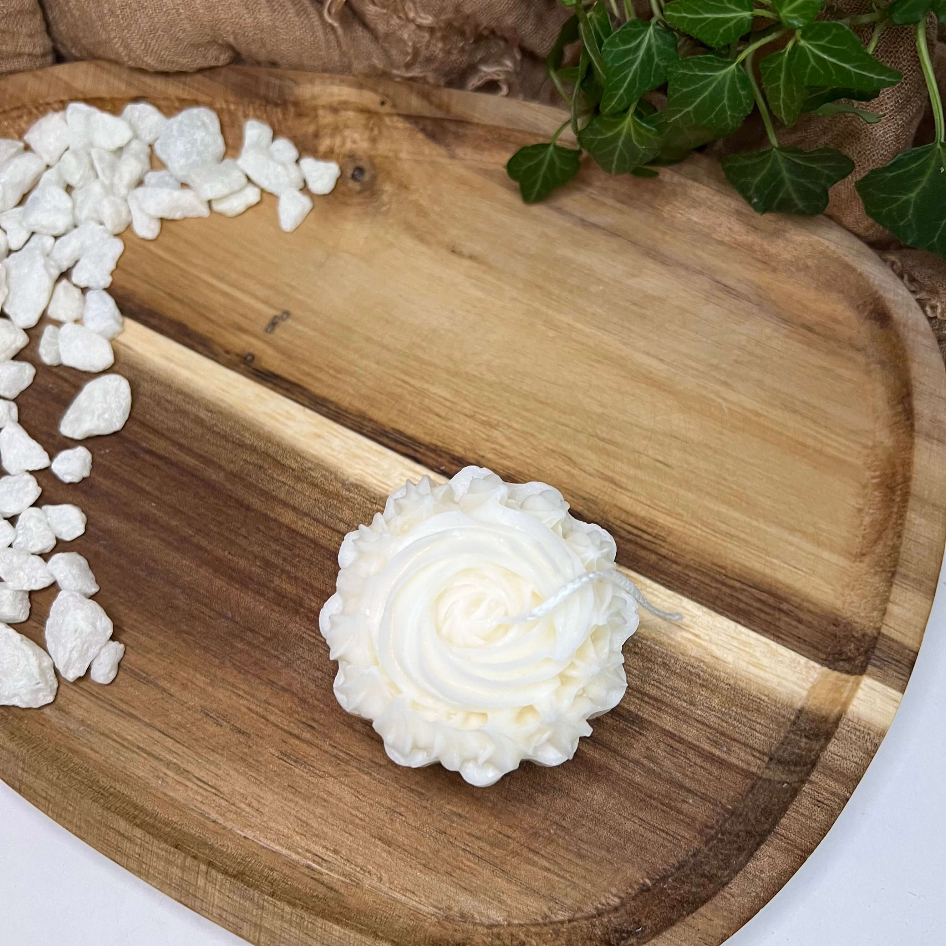 Die Exquisite Cake Delight ist die perfekte Osterkerze, Weihnachtskerze, Hochzeitskerze, Verlobungskerze und Geburtstagskerze. Mit ihrem stilvollen und einzigartigen Design ist sie auch perfekt für Valentinstag geeignet. Sie ist handgemacht aus nachhaltigem Bio Sojawachs.