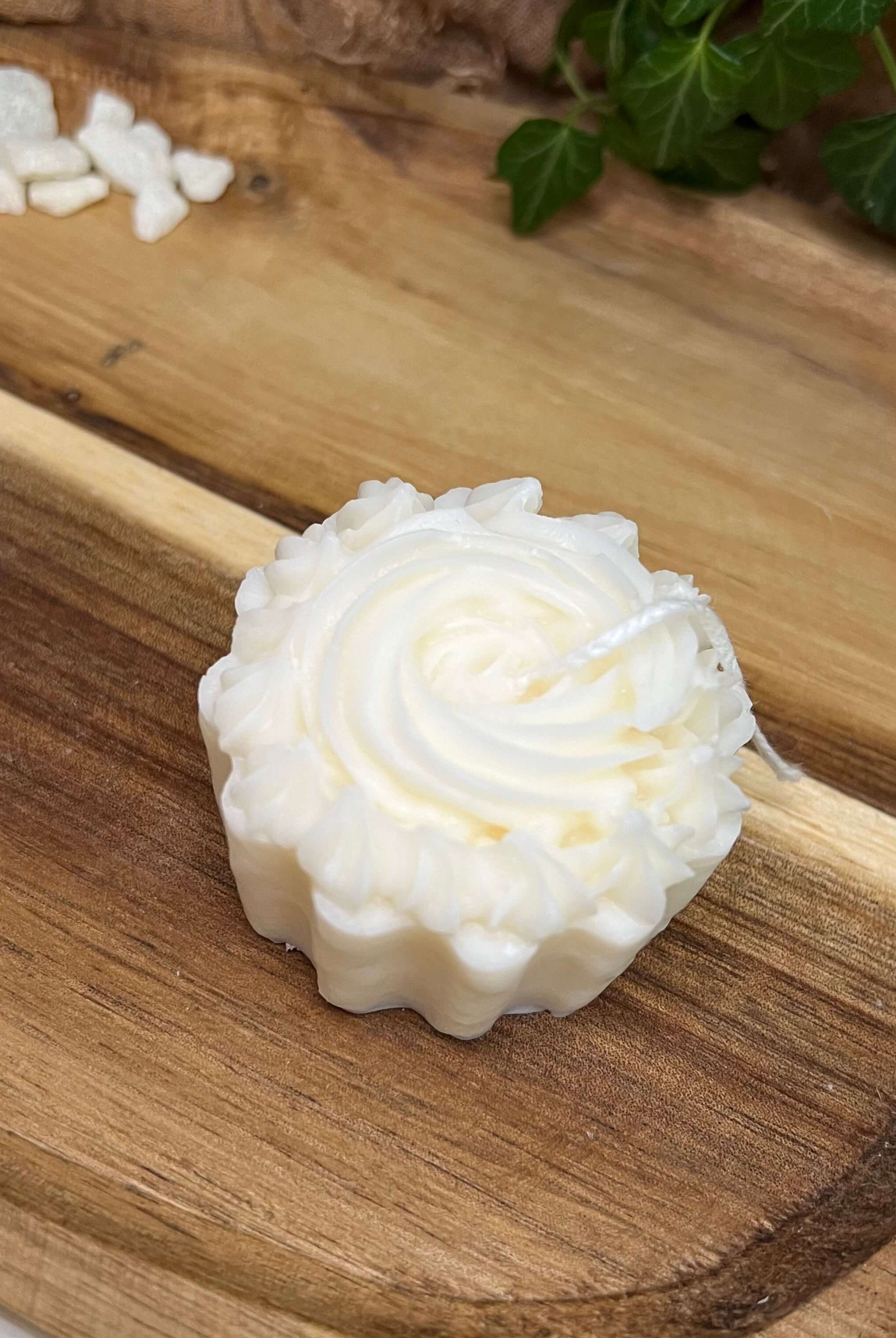 Unsere Exquisite Cake Delight Kerze. Diese Duftkerze mit Torten Design ist in verschiedenen Düften erhältlich. Die Düfte haben einen angenehmen und beruhigenden Geruch. Perfekt für gemütliche und entspannte Tage.