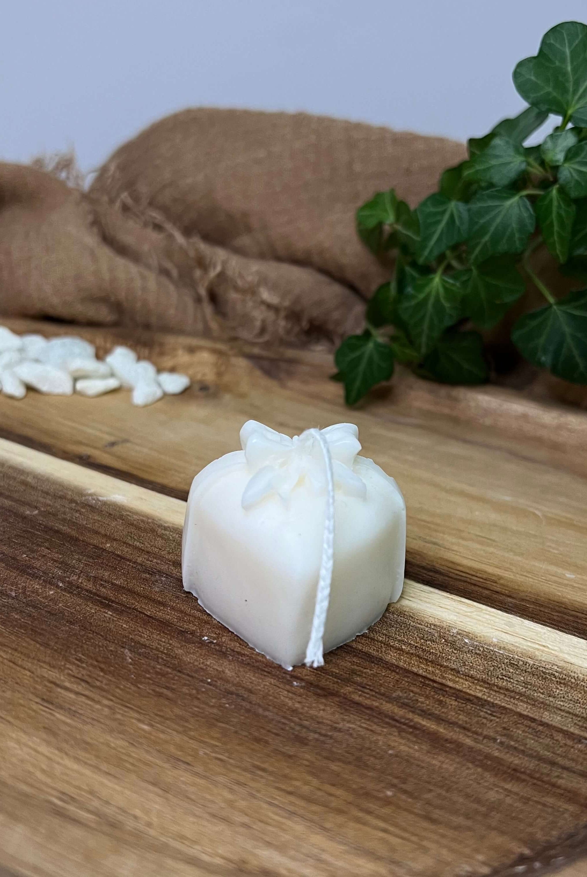 Unsere Flames of Love Kerze ist in verschiedenen Düften erhältlich. Diese Duftkerze hat einen beruhigenden und angenehmen Geruch. Sie ist perfekt für gemütliche, entspannte und romantische Abende.