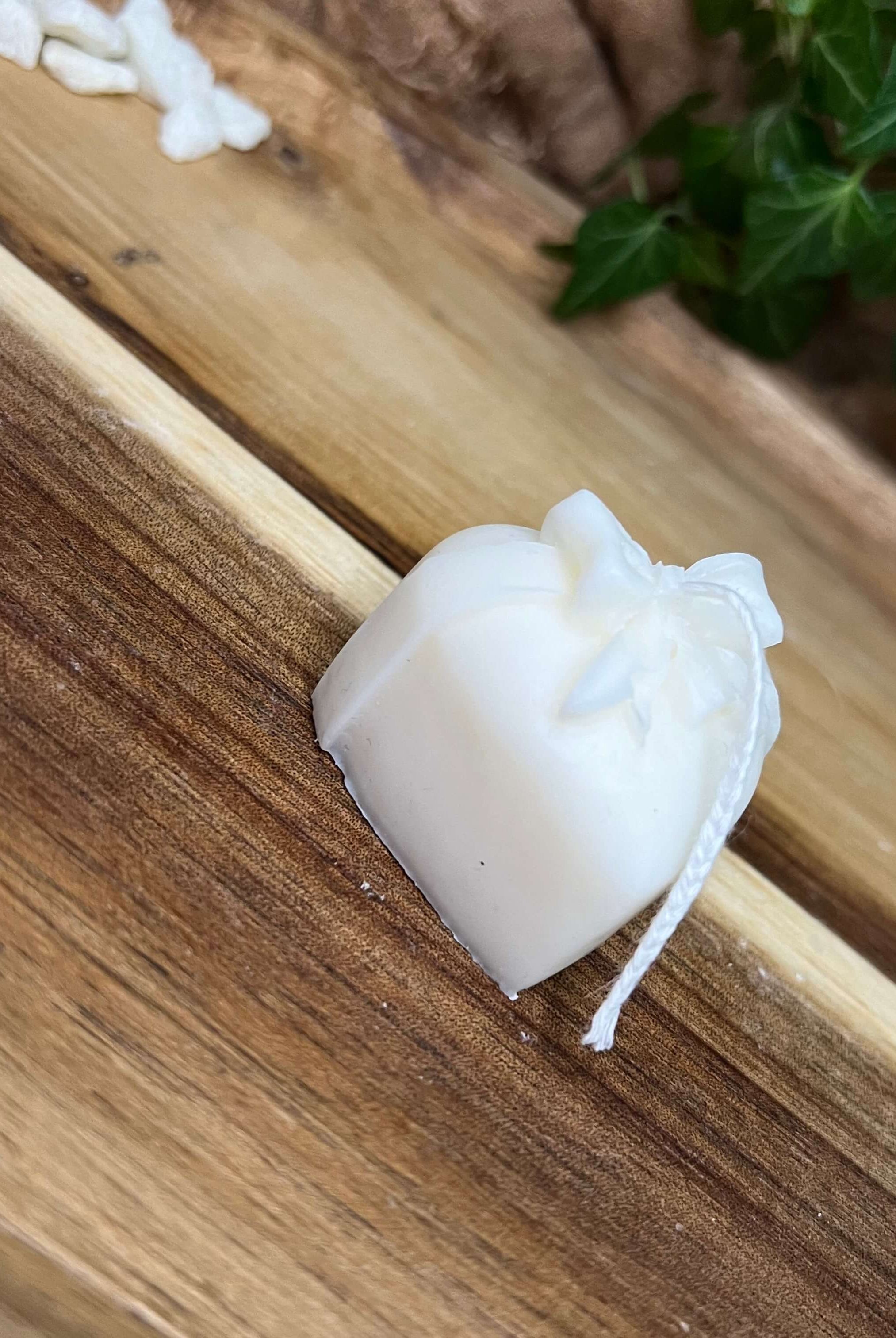 Die Flames of Love Kerze ist ideal als Osterkerze, Weihnachtskerze, Verlobungskerze, Hochzeitskerze und Geburtstagskerze dank ihrem einzigartigem und stilvollem Aussehen. Sie ist handgemacht aus hochwertigem Sojawachs.