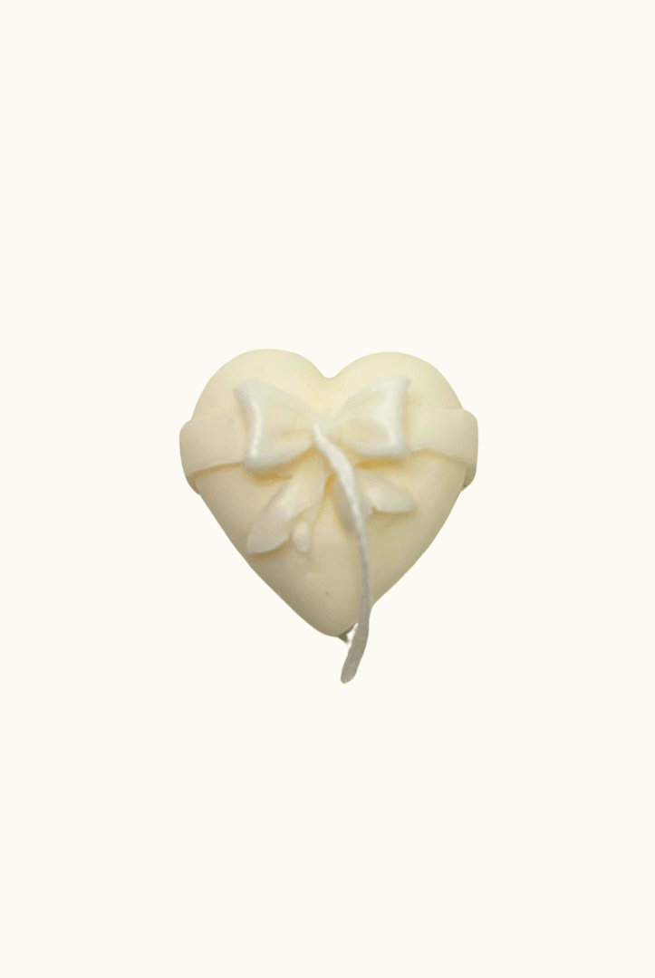 Auf diesem Bild sieht man unsere Flames of Love Kerze. Sie ist handgemacht aus Bio Sojawachs. Zudem ist sie nachhaltig, vegan und umweltfreundlich.