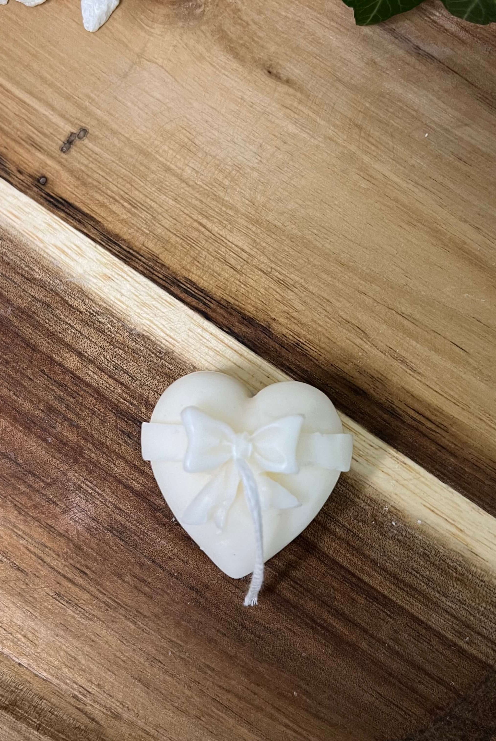 Hier sieht man unsere Flames of Love Kerze. Mit ihrem Herz Design ist diese Herzkerze perfekt als Dekoration geeignet. Sie sieht elegant und ästhetisch aus.