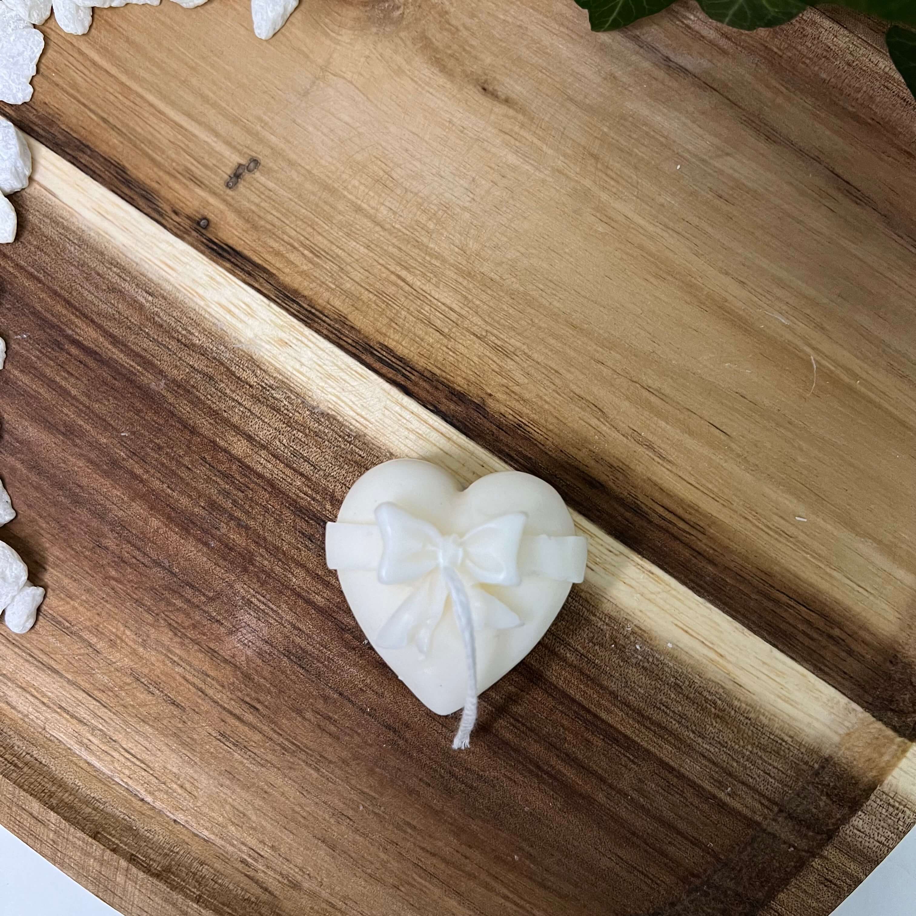 Hier sieht man unsere Flames of Love Kerze. Mit ihrem Herz Design ist diese Herzkerze perfekt als Dekoration geeignet. Sie sieht elegant und ästhetisch aus.