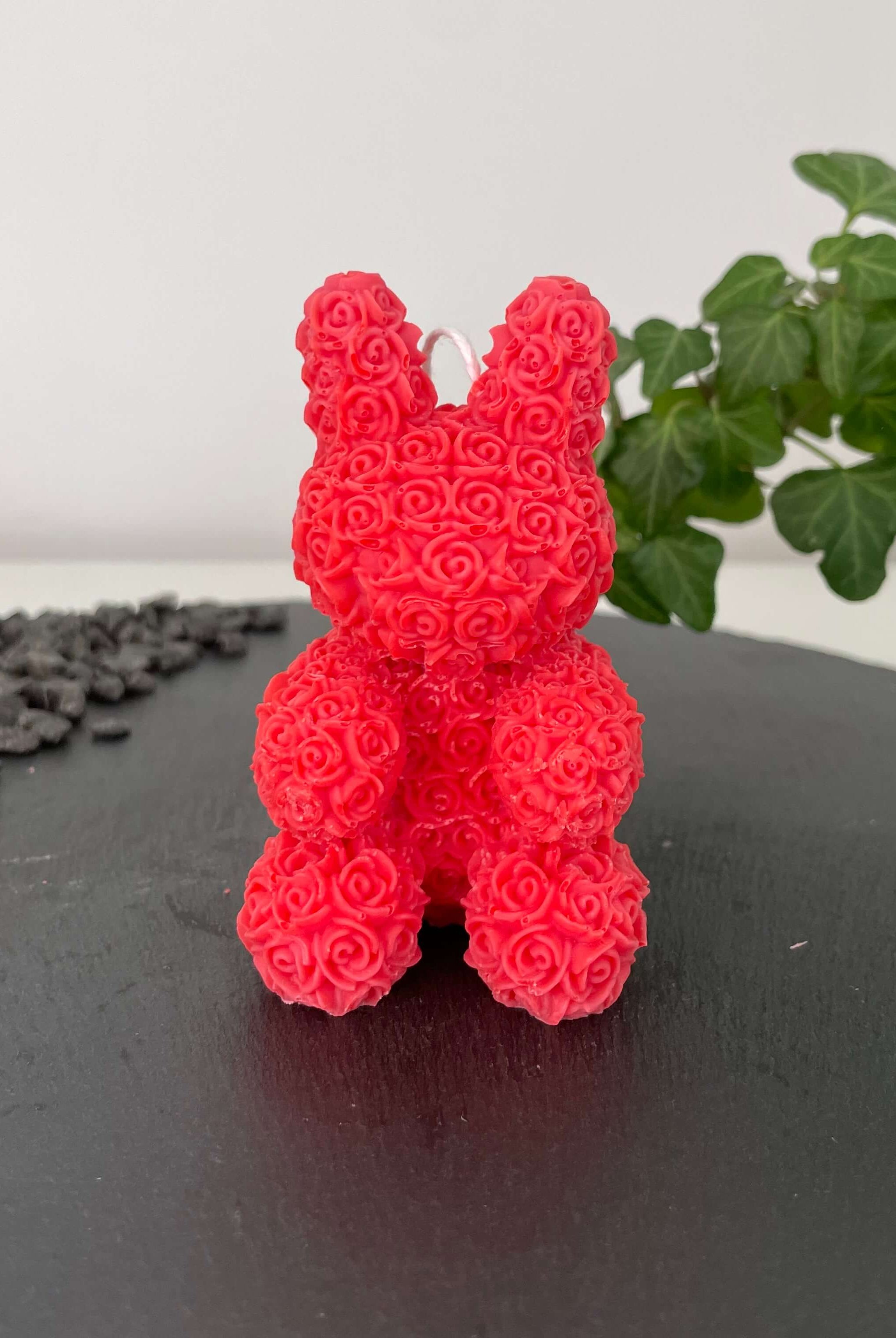 Hier sieht man die handgemachte floral bunny elegance Kerze. Sie ist elegant und ästhetisch, eine perfekte Dekoration für jedes Zuhause. In der Farbe Rot.