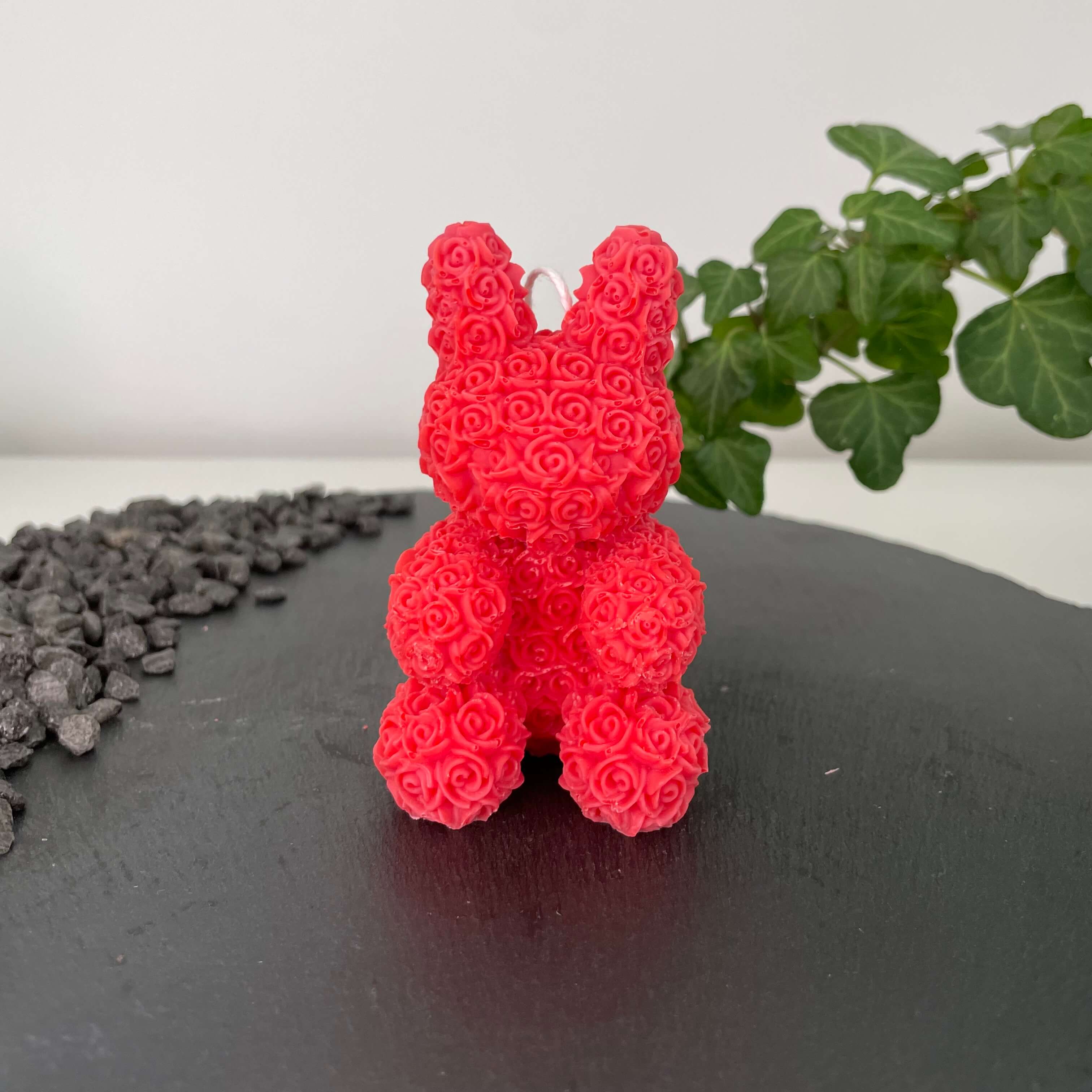 Hier sieht man die handgemachte floral bunny elegance Kerze. Sie ist elegant und ästhetisch, eine perfekte Dekoration für jedes Zuhause. In der Farbe Rot.