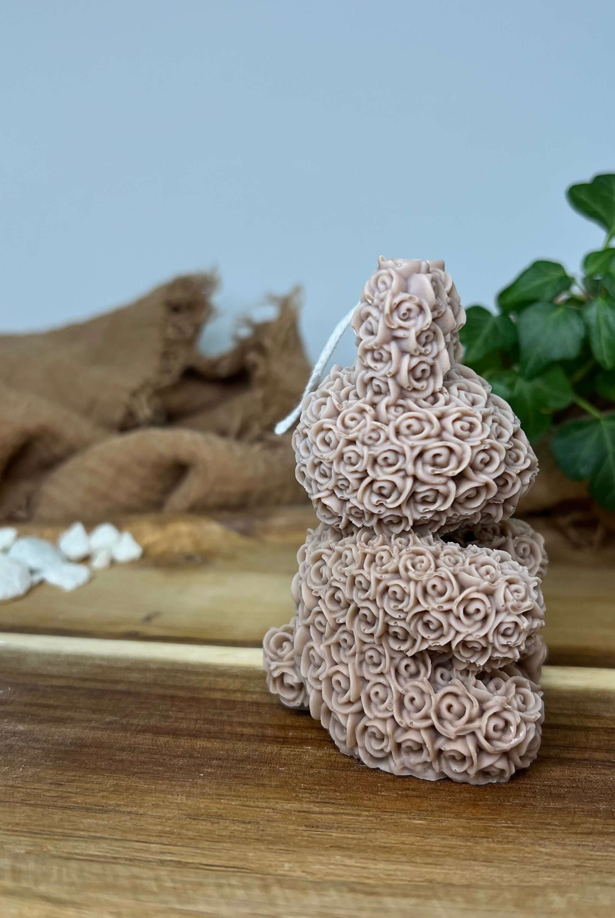 Auf diesem Bild sieht man die floral bunny elegance Kerze. Mann kann sie als Geburtstagsgeschenk oder als Weihnachts- und Ostergeschenk benutzen. Sie ist eine einzigartige Designerkerze. In der Farbe Braun.