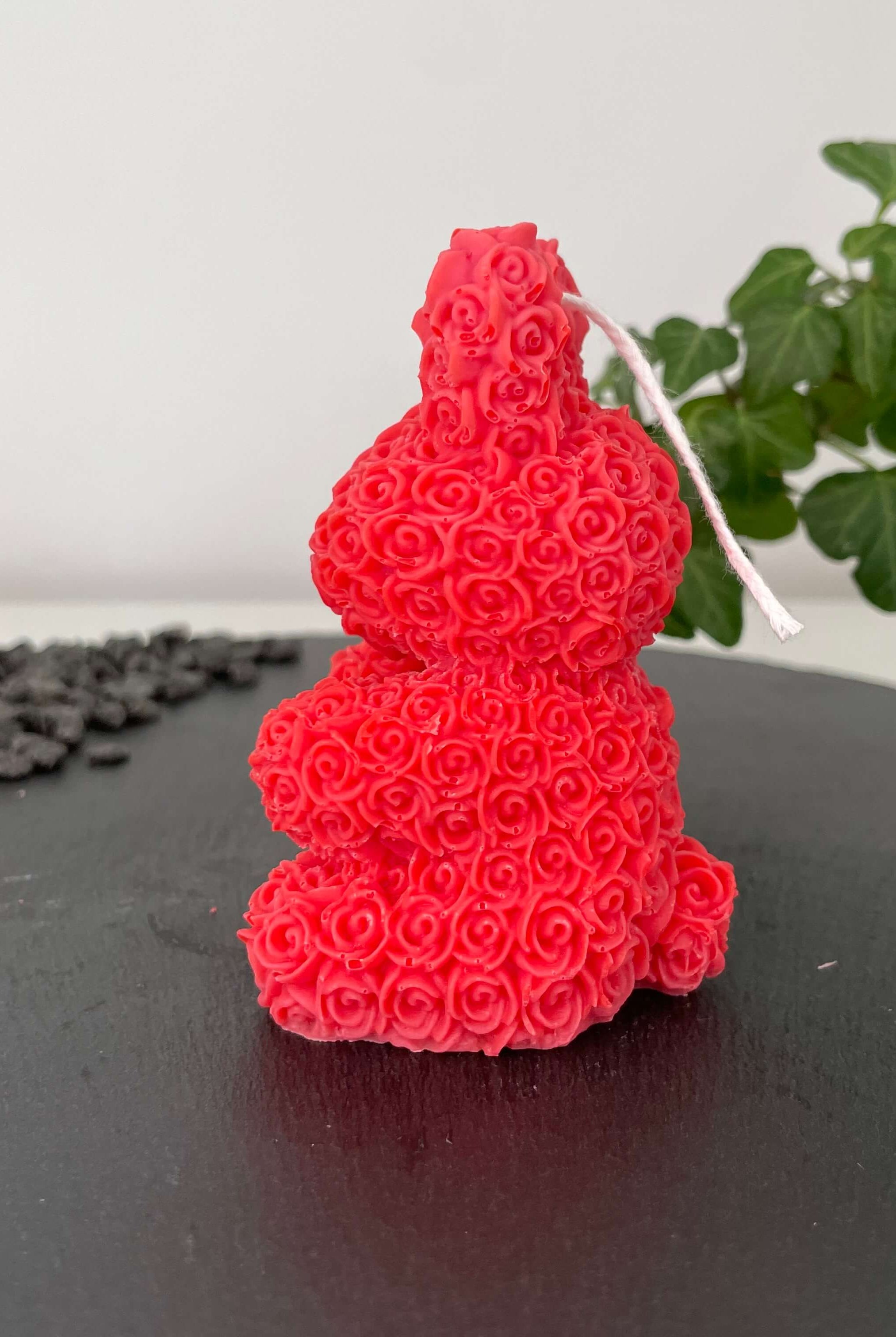 Auf diesem Bild sieht man die floral bunny elegance Kerze. Mann kann sie als Geburtstagsgeschenk oder als Weihnachts- und Ostergeschenk benutzen. Sie ist eine einzigartige Designerkerze. In der Farbe Rot.