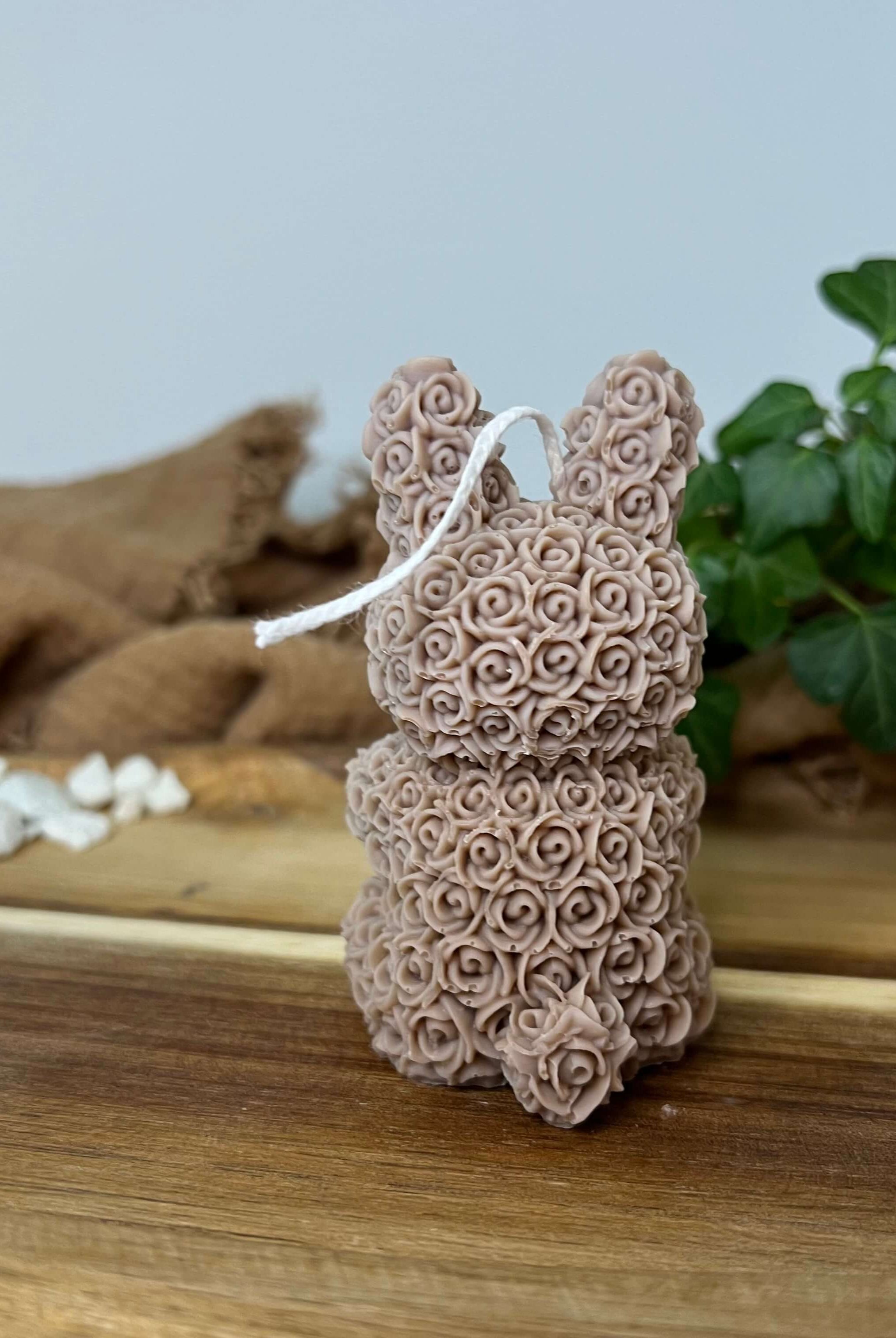 Zusehen ist die nachhaltige und vegane Bio-Sojawachskerze floral bunny elegance. Sie ist in verschiedenen Düften erhältlich und perfekt zur Entspannung. In Braun.