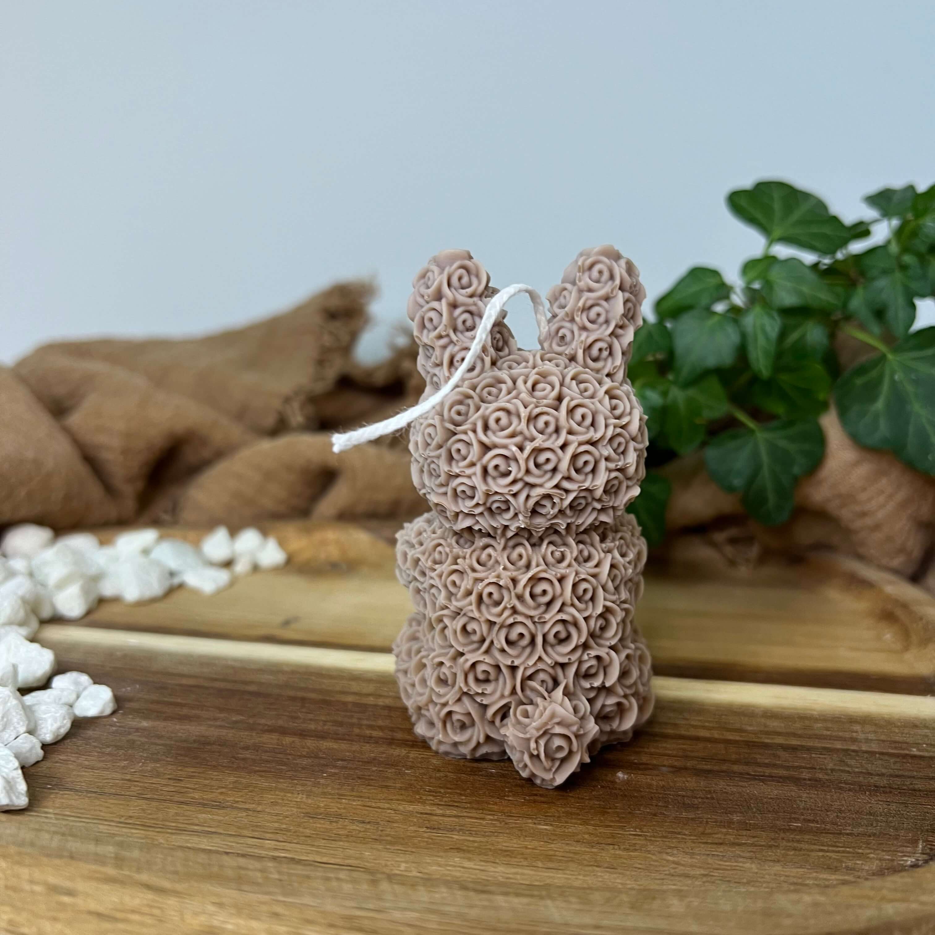 Zusehen ist die nachhaltige und vegane Bio-Sojawachskerze floral bunny elegance. Sie ist in verschiedenen Düften erhältlich und perfekt zur Entspannung. In Braun.