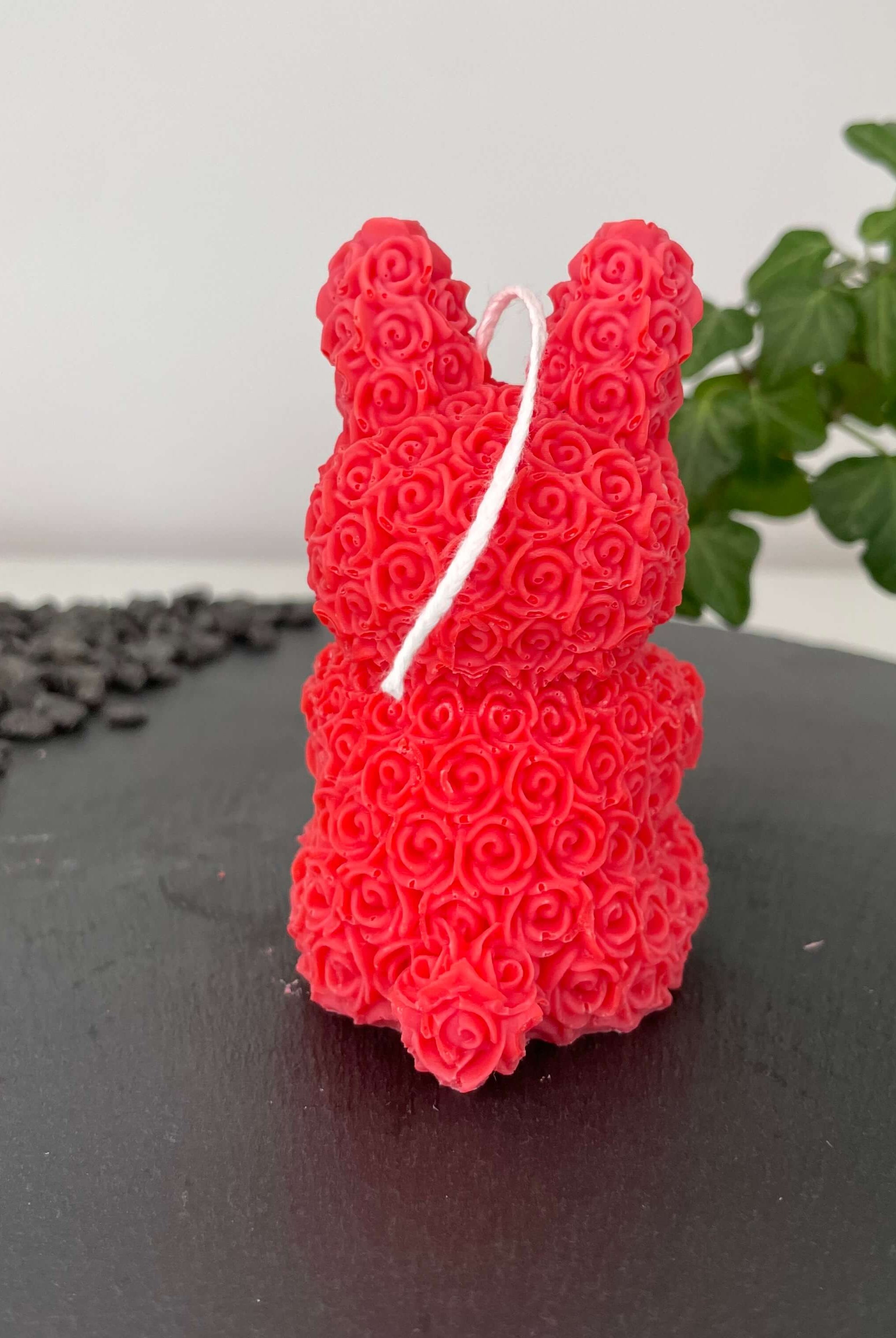 Zusehen ist die nachhaltige und vegane Bio-Sojawachskerze floral bunny elegance. Sie ist in verschiedenen Düften erhältlich und perfekt zur Entspannung. In Rot.