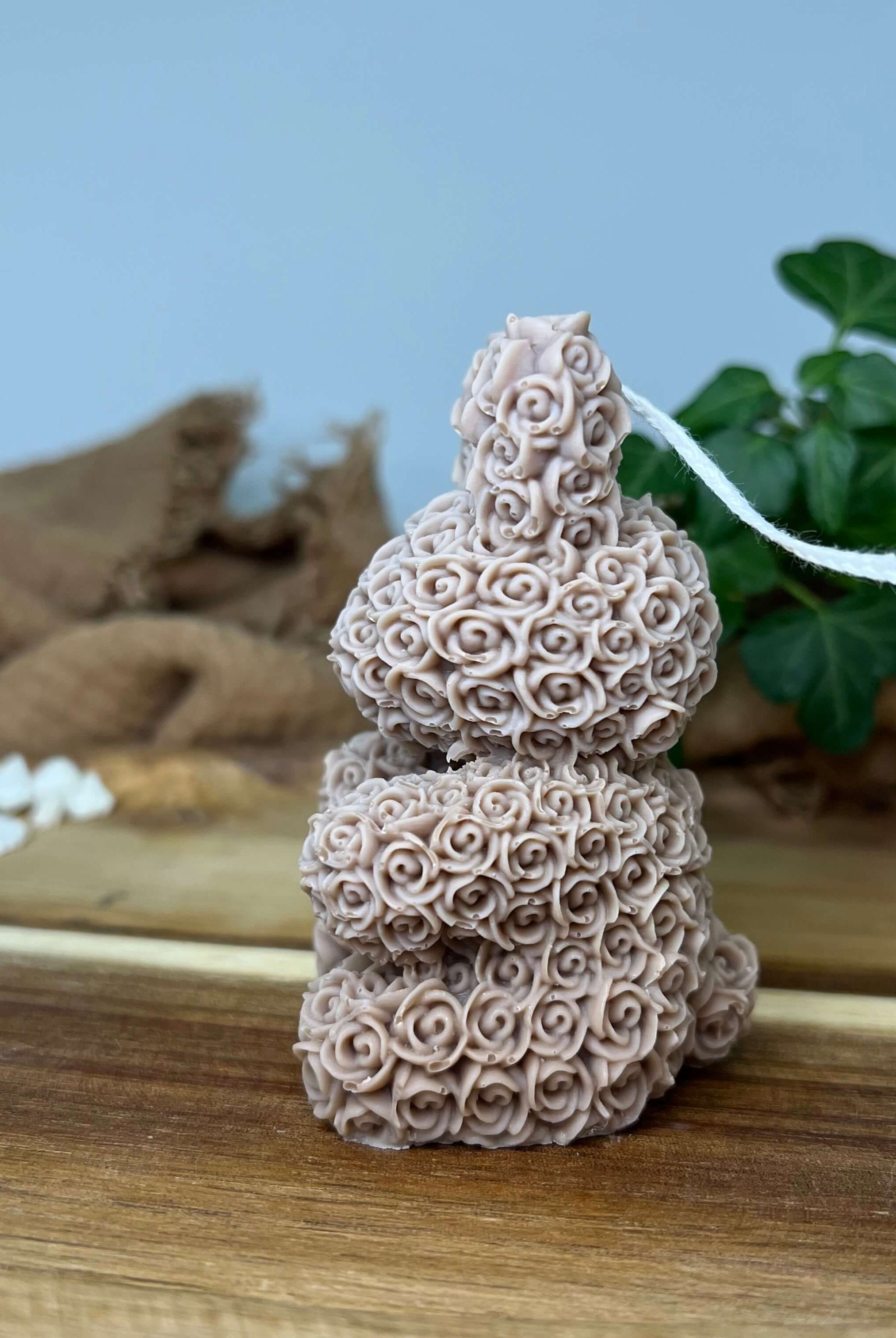 Die floral bunny elegance Kerze ist perfekt für besondere Anlässe. Sie ist handgefertigt in Deutschland und besteht aus hochwertigem Sojawachs. In Braun.