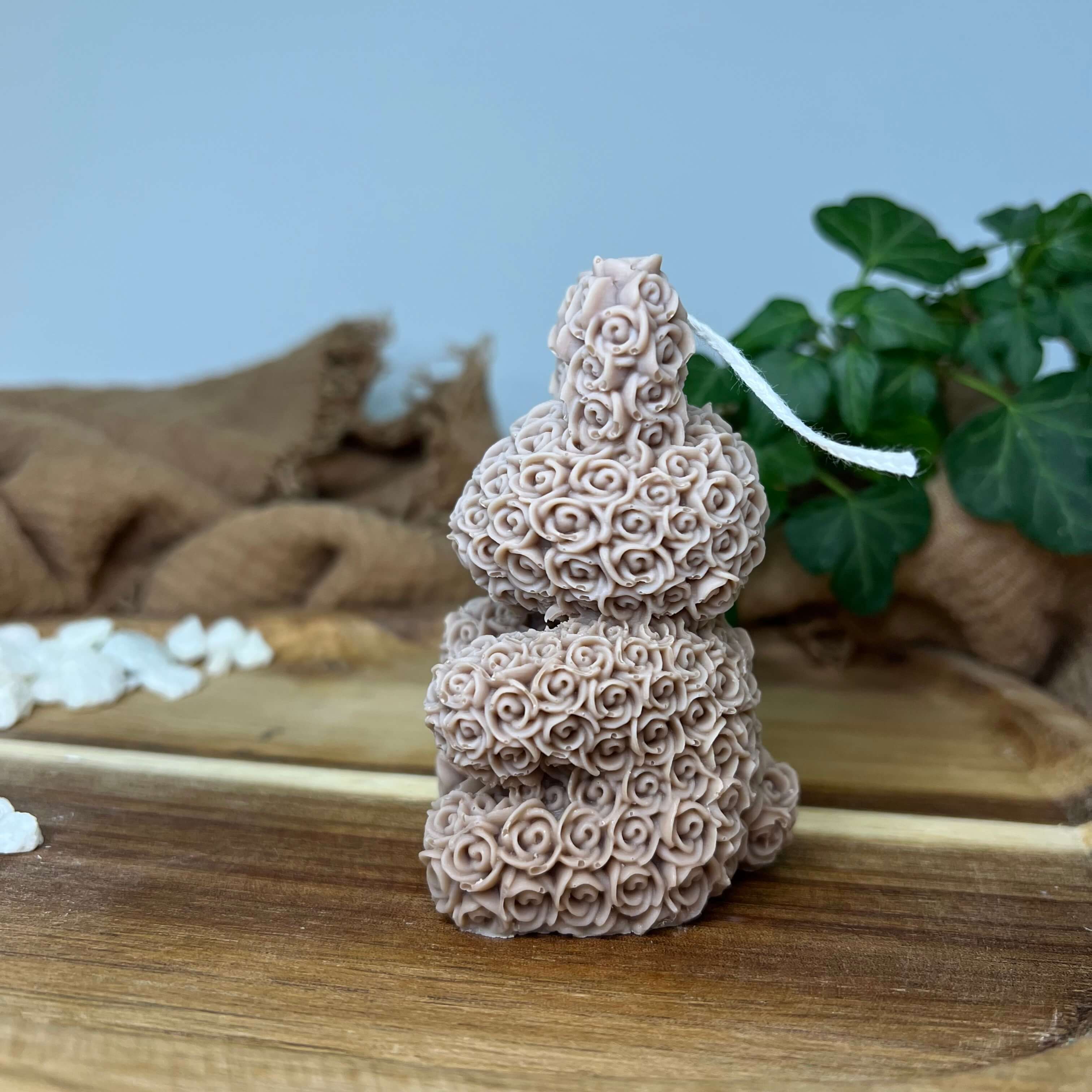 Die floral bunny elegance Kerze ist perfekt für besondere Anlässe. Sie ist handgefertigt in Deutschland und besteht aus hochwertigem Sojawachs. In Braun.