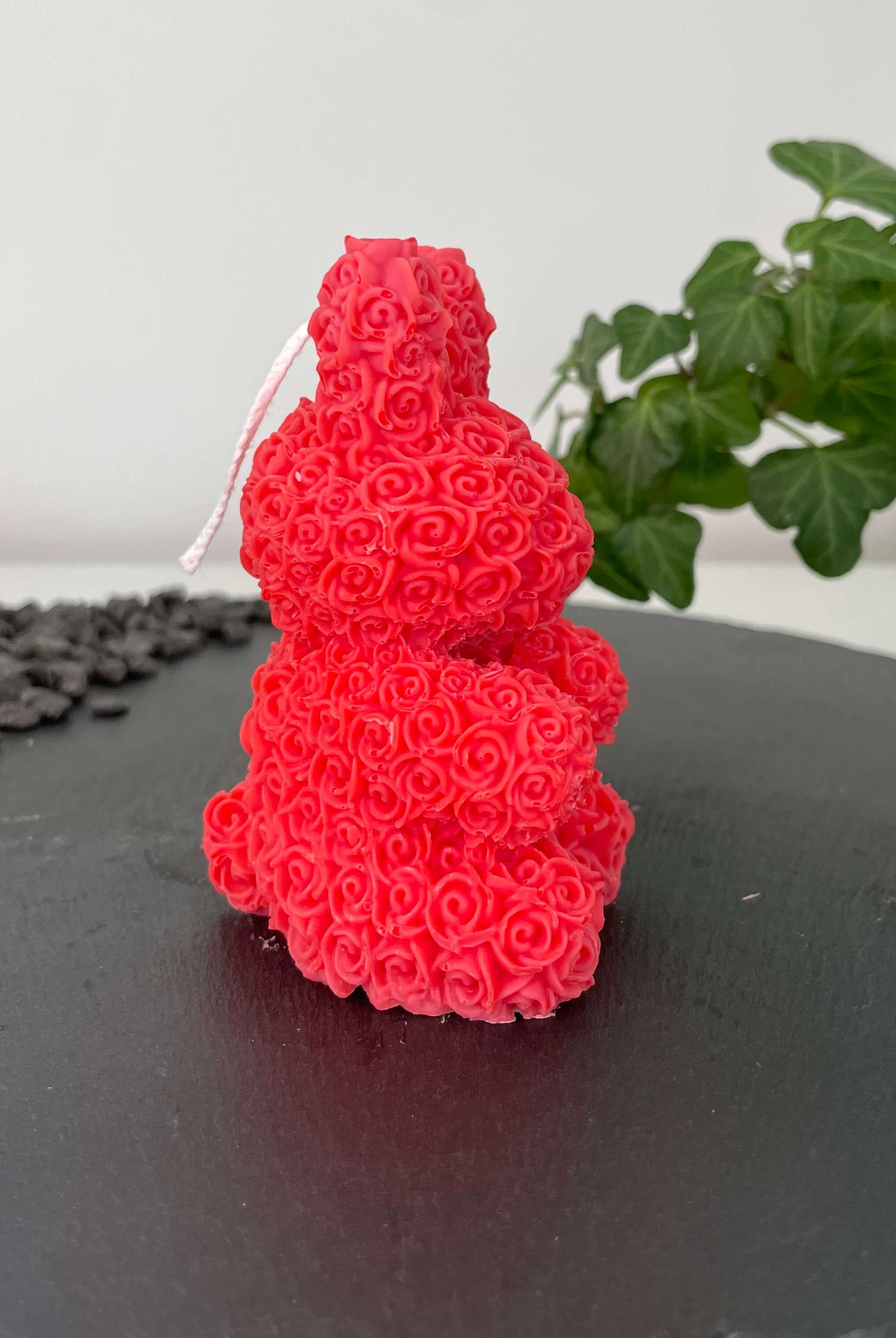 Die floral bunny elegance Kerze ist perfekt für besondere Anlässe. Sie ist handgefertigt in Deutschland und besteht aus hochwertigem Sojawachs. In Rot.