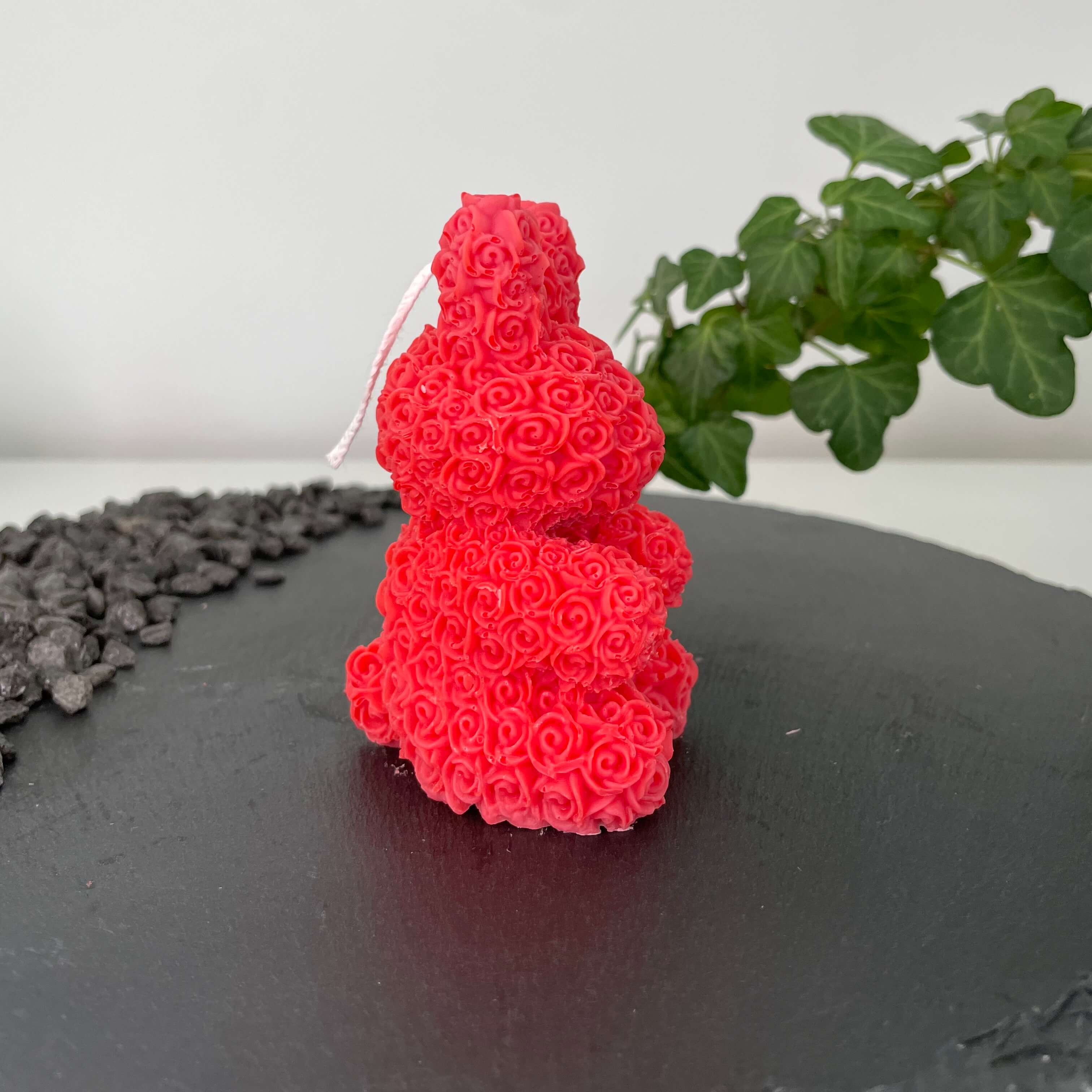 Die floral bunny elegance Kerze ist perfekt für besondere Anlässe. Sie ist handgefertigt in Deutschland und besteht aus hochwertigem Sojawachs. In Rot.