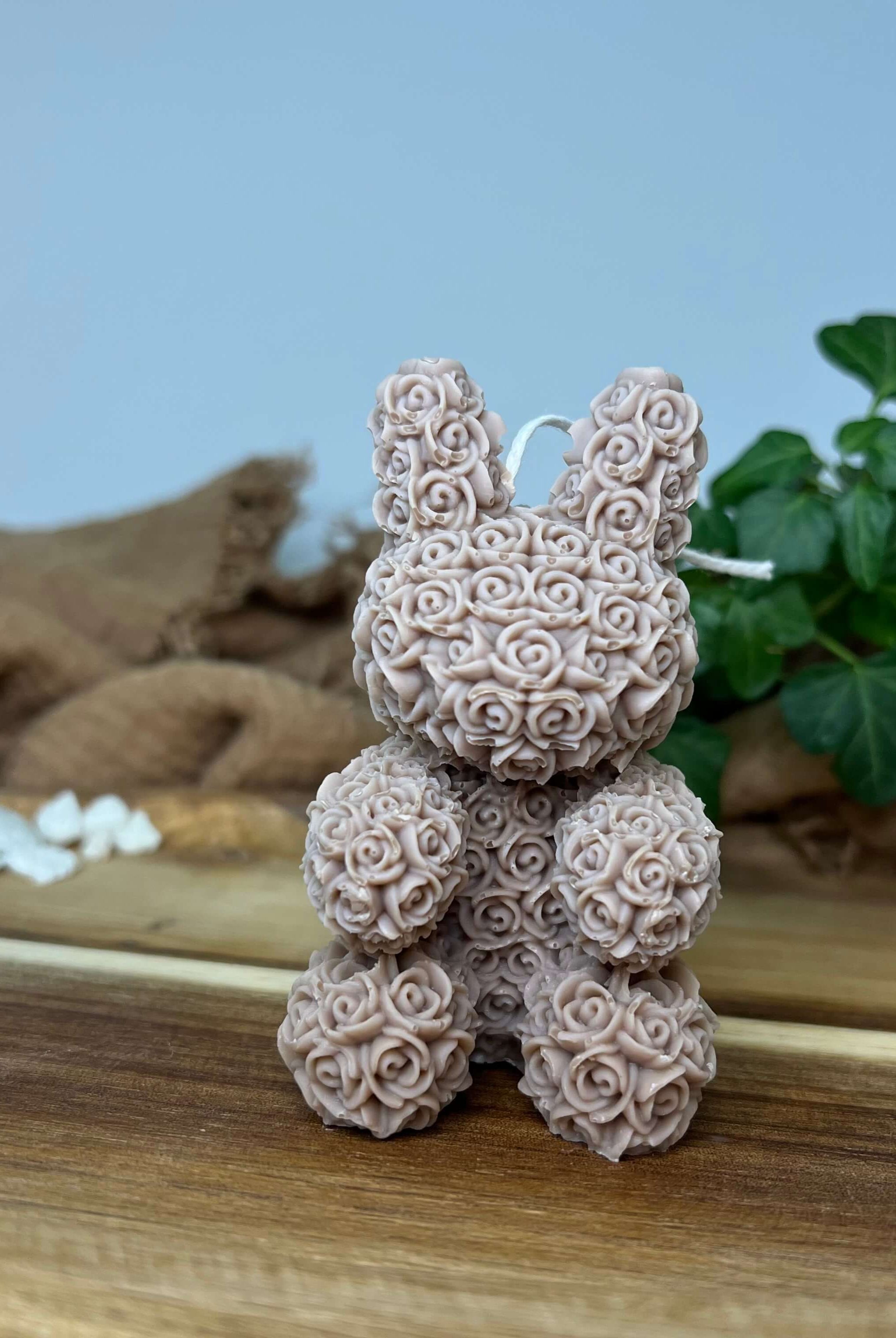 Hier sieht man die handgemachte floral bunny elegance Kerze. Sie ist elegant und ästhetisch, eine perfekte Dekoration für jedes Zuhause. In der Farbe Braun.