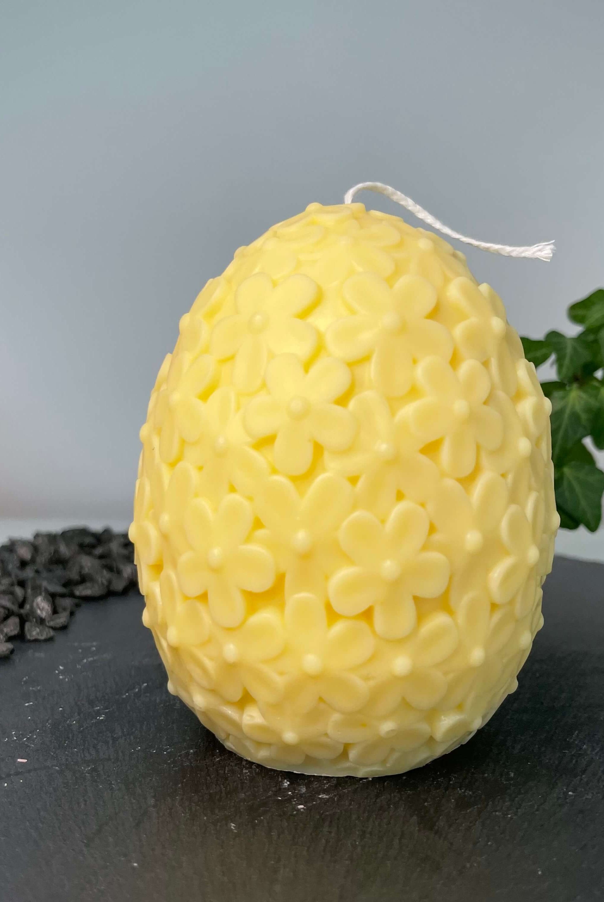 Die Floral Easter Egg Brilliance Kerze. Sie ist die perfekte Osterkerze mit einem Osterei Design. Handgemacht aus nachhaltigem und hochwertigem Sojawachs. In der Farbe Gelb.