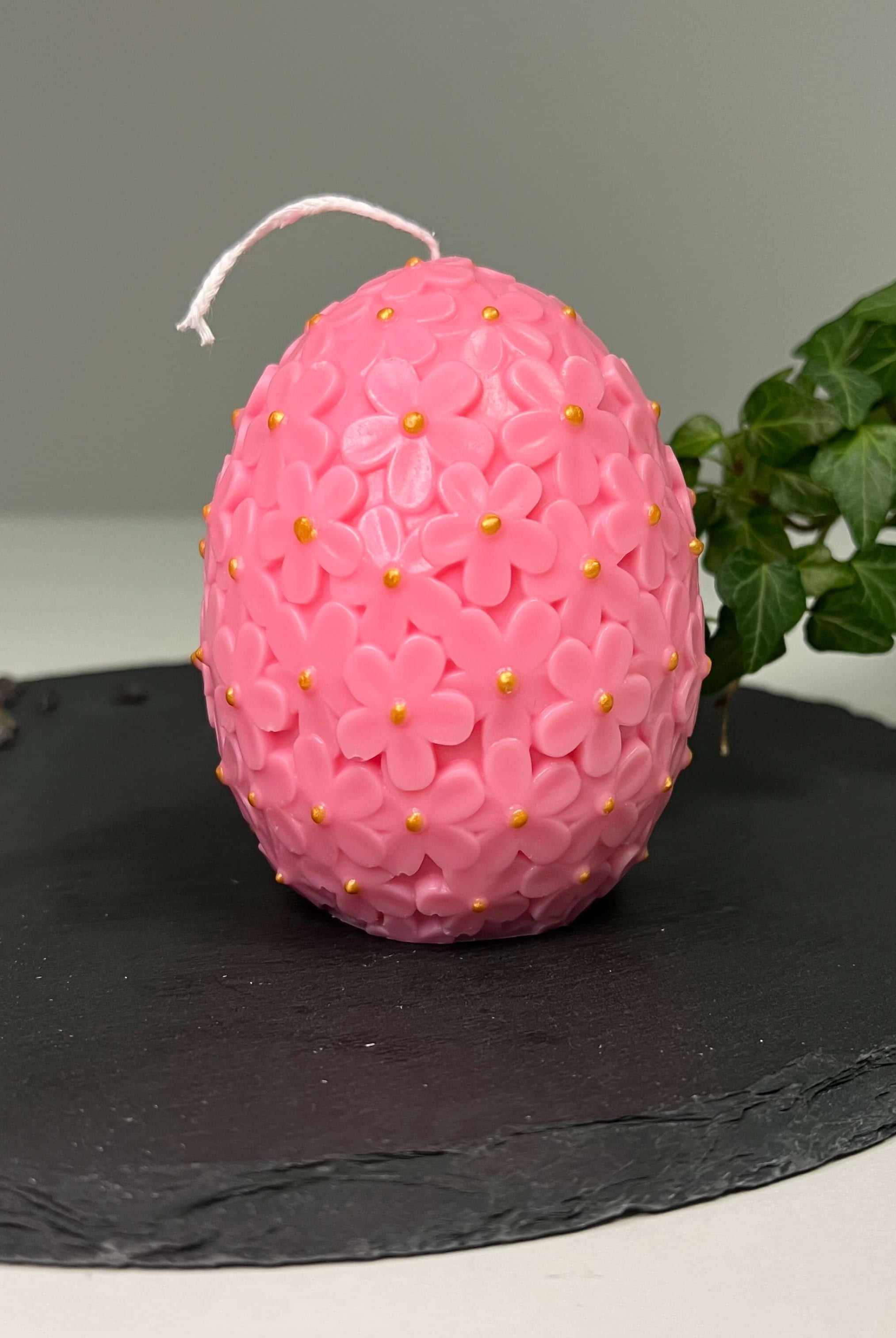 Unsere Floral Easter Egg Brilliance Duftkerze ist in mehreren Düften erhältlich. Der Duft hat einen beruhigenden Geruch. Perfekt für entspannte und gemütliche Tage. In pink.