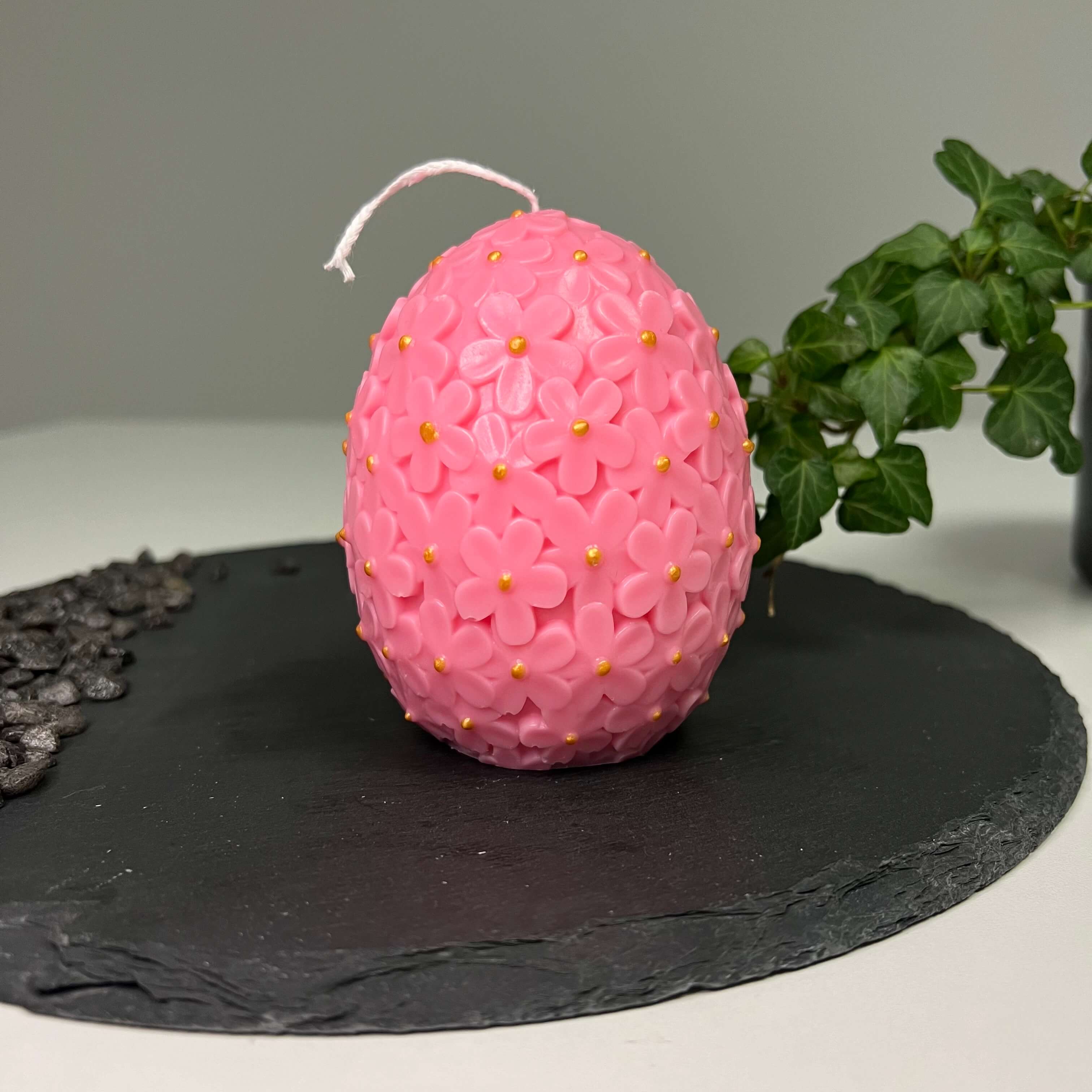 Unsere Floral Easter Egg Brilliance Duftkerze ist in mehreren Düften erhältlich. Der Duft hat einen beruhigenden Geruch. Perfekt für entspannte und gemütliche Tage. In pink.