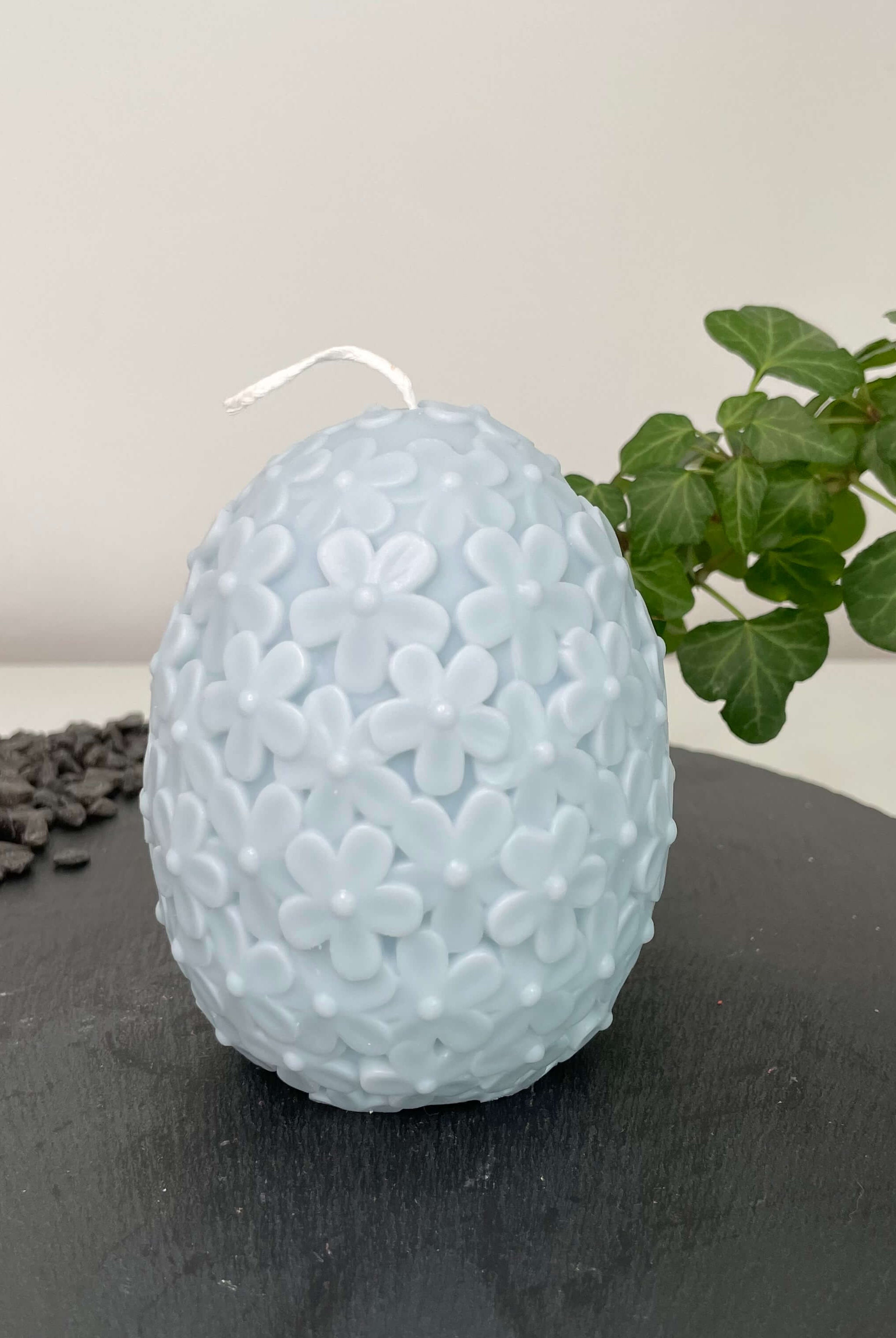 Die Floral Easter Egg Brilliance Kerze. Sie ist die perfekte Osterkerze mit einem Osterei Design. Handgemacht aus nachhaltigem und hochwertigem Sojawachs. In der Farbe Hellblau.
