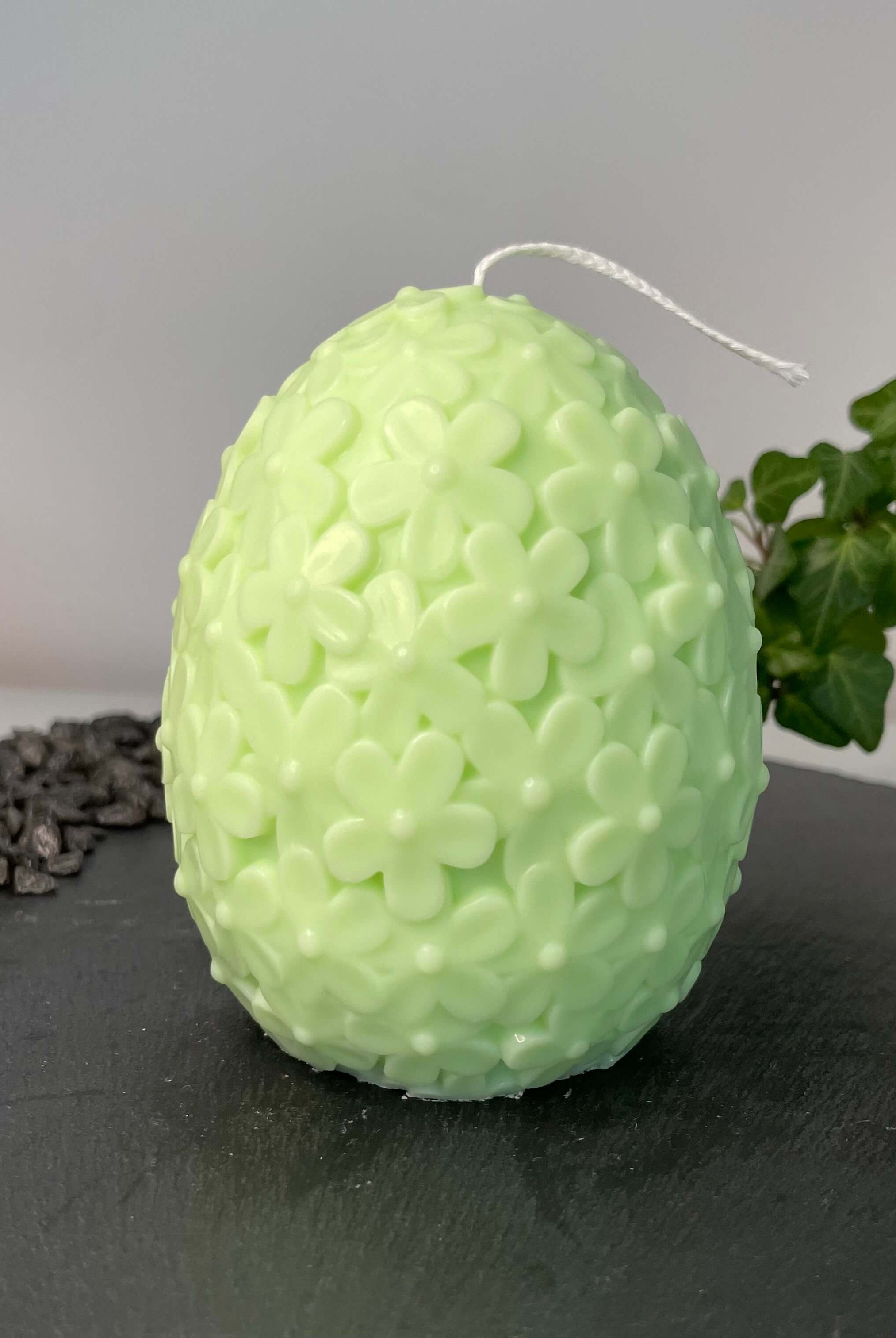 Die Floral Easter Egg Brilliance Kerze. Sie ist die perfekte Osterkerze mit einem Osterei Design. Handgemacht aus nachhaltigem und hochwertigem Sojawachs. In der Farbe Hellgrün.