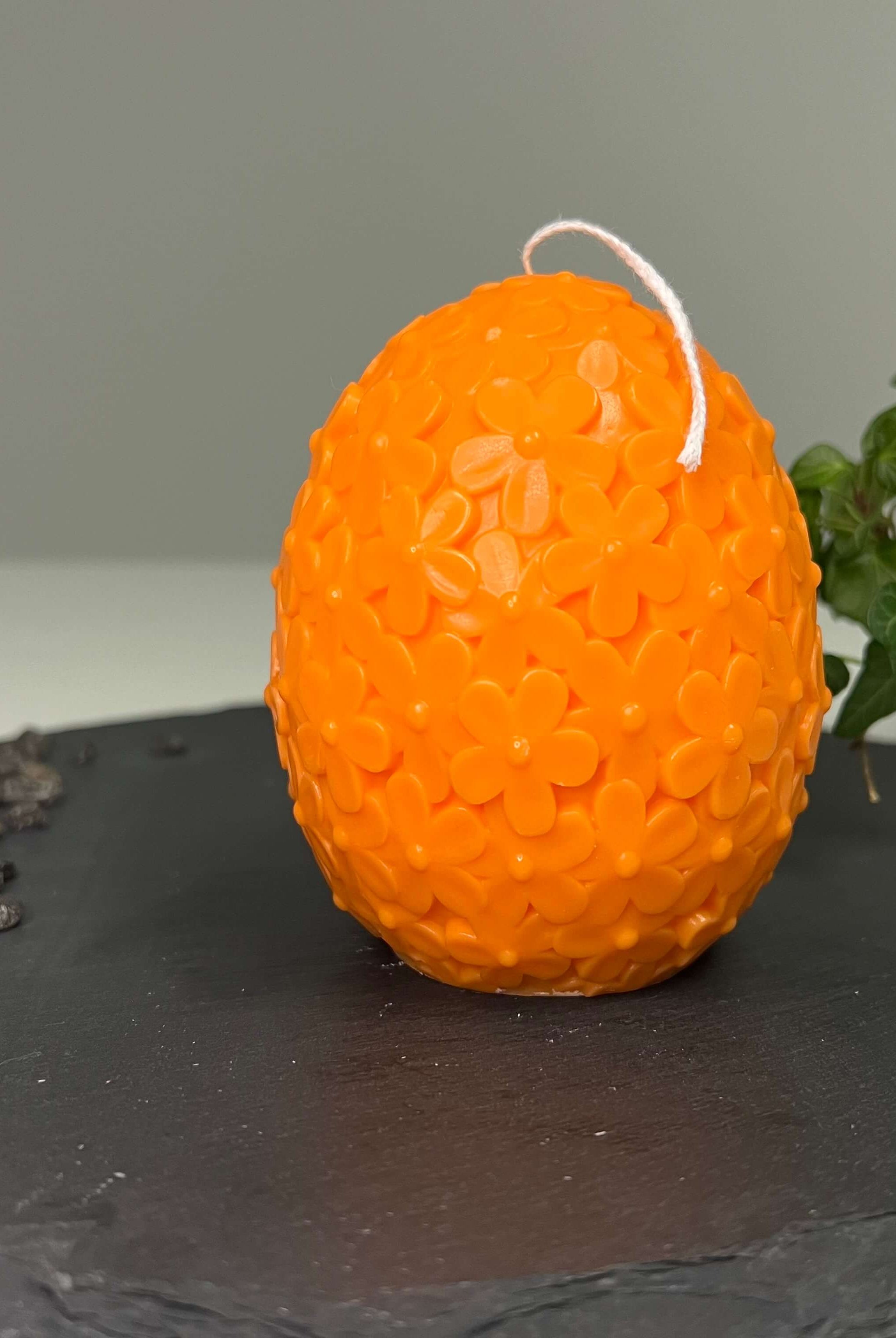 Die Floral Easter Egg Brilliance Kerze. Sie ist die perfekte Osterkerze mit einem Osterei Design. Handgemacht aus nachhaltigem und hochwertigem Sojawachs. In orange.