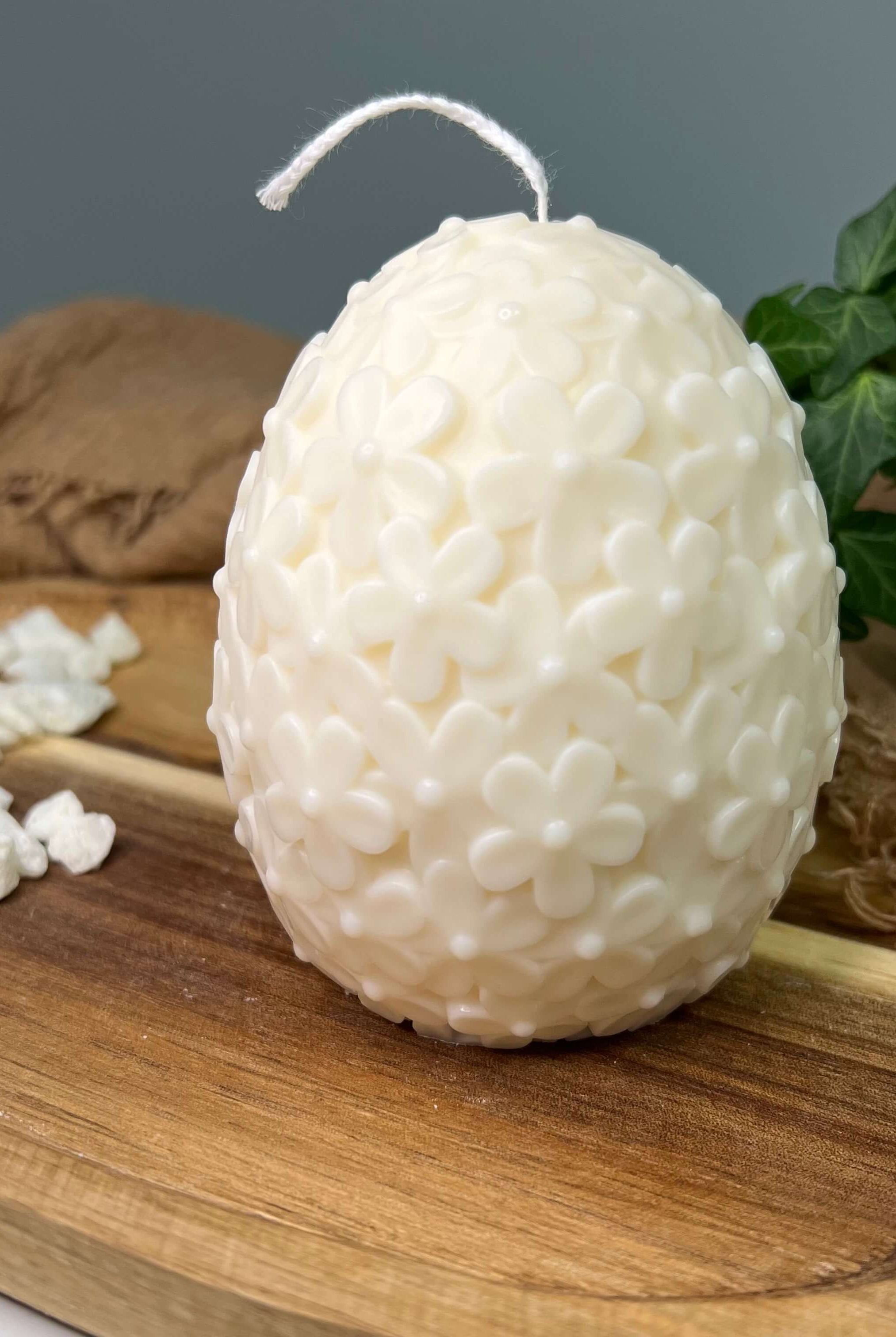 Die Floral Easter Egg Brilliance Kerze. Sie ist die perfekte Osterkerze mit einem Osterei Design. Handgemacht aus nachhaltigem und hochwertigem Sojawachs.