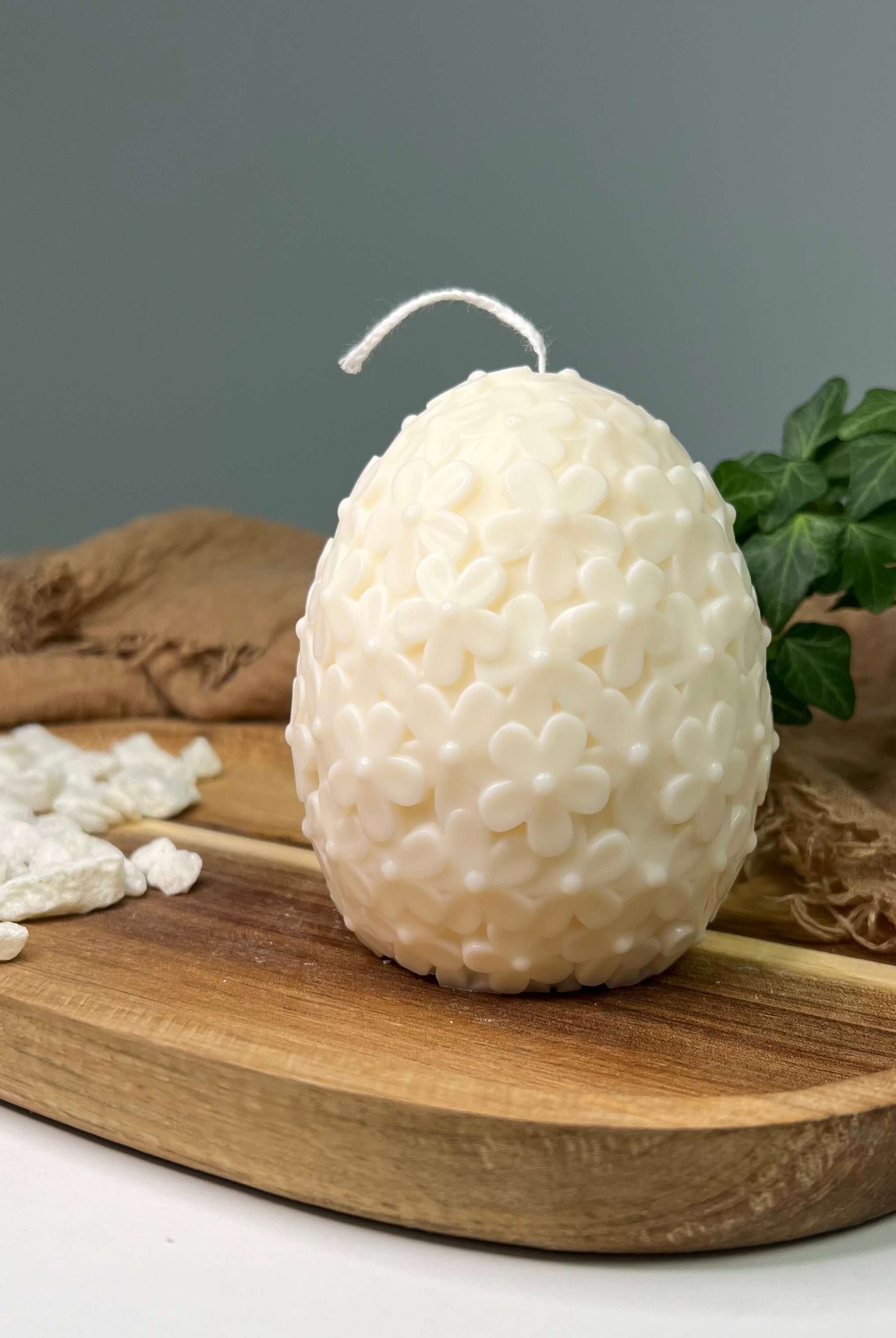 Hier sieht man unsere Floral Easter Egg Brilliance Kerze. Diese Osterkerze ist die perfekte Dekoration. Sie ist elegant und ästhetisch, zudem einzigartig und stilvoll.