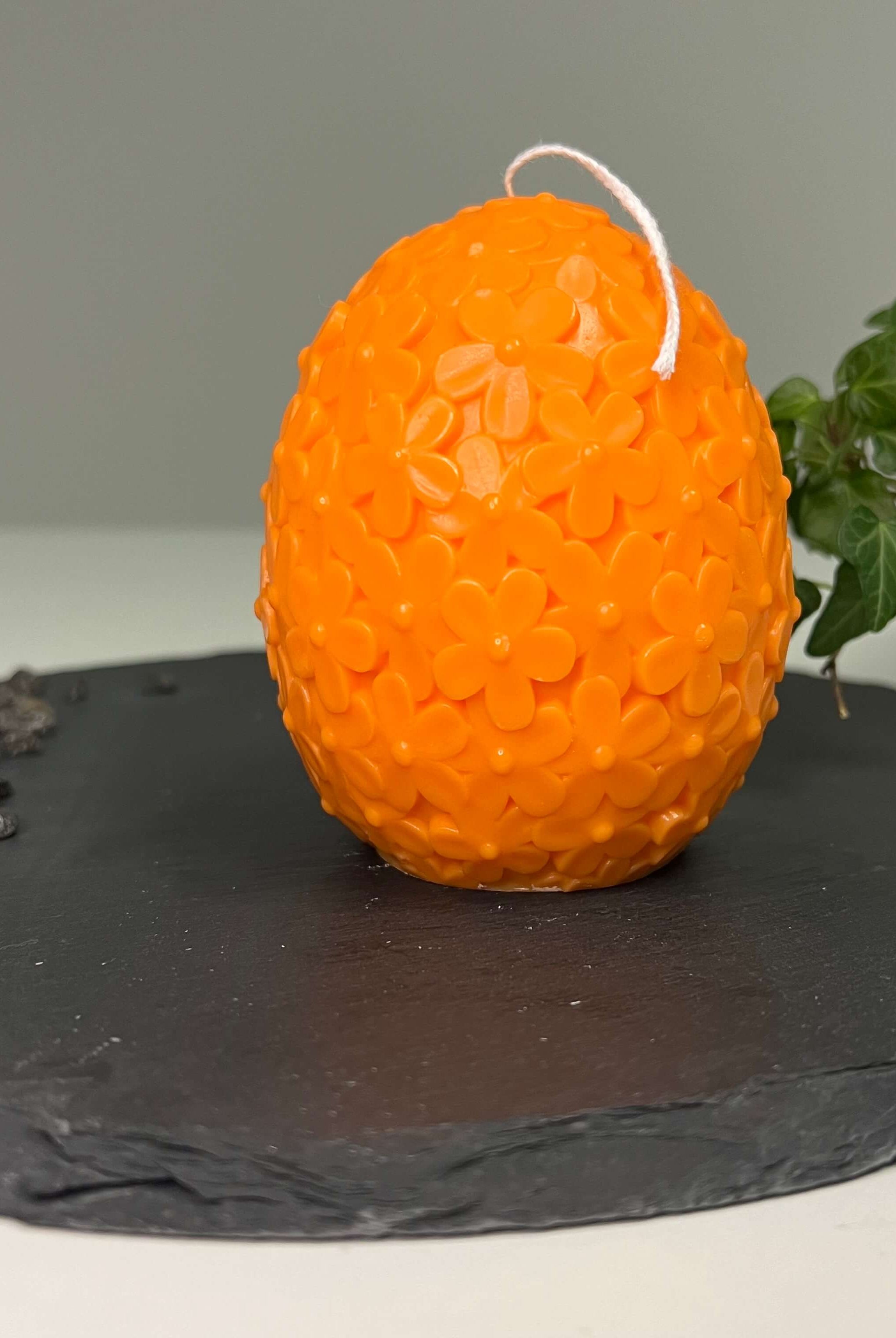 Unsere Floral Easter Egg Brilliance Duftkerze ist in mehreren Düften erhältlich. Der Duft hat einen beruhigenden Geruch. Perfekt für entspannte und gemütliche Tage. In orange.