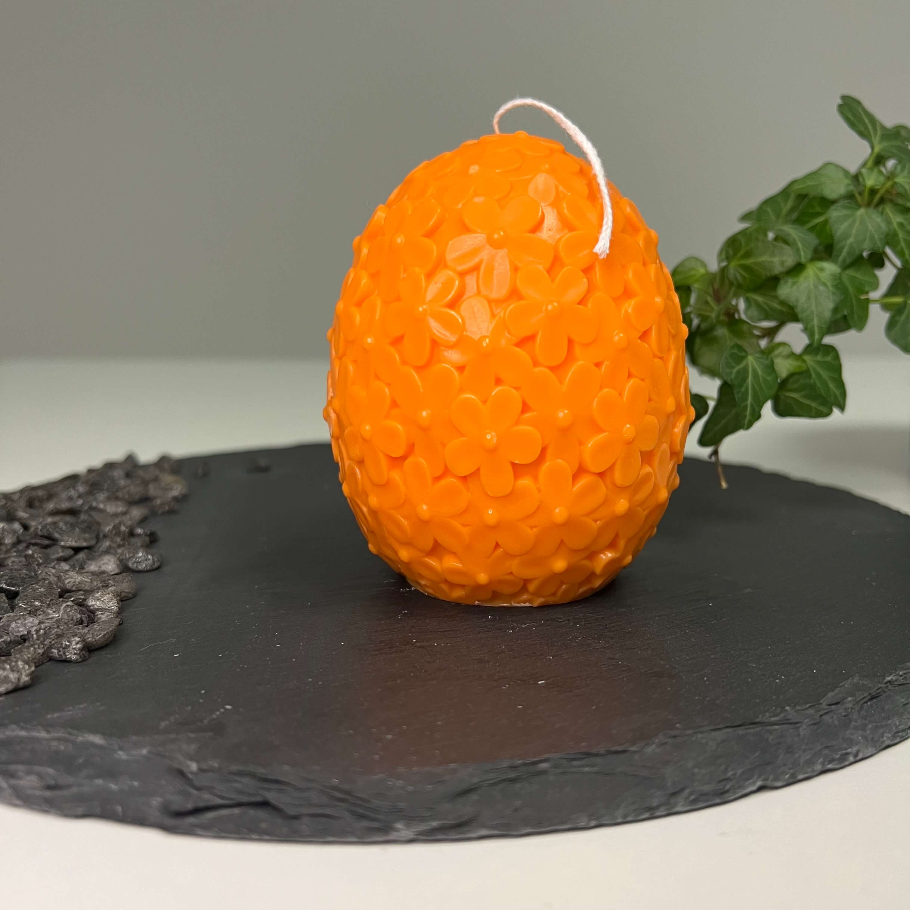 Unsere Floral Easter Egg Brilliance Duftkerze ist in mehreren Düften erhältlich. Der Duft hat einen beruhigenden Geruch. Perfekt für entspannte und gemütliche Tage. In orange.