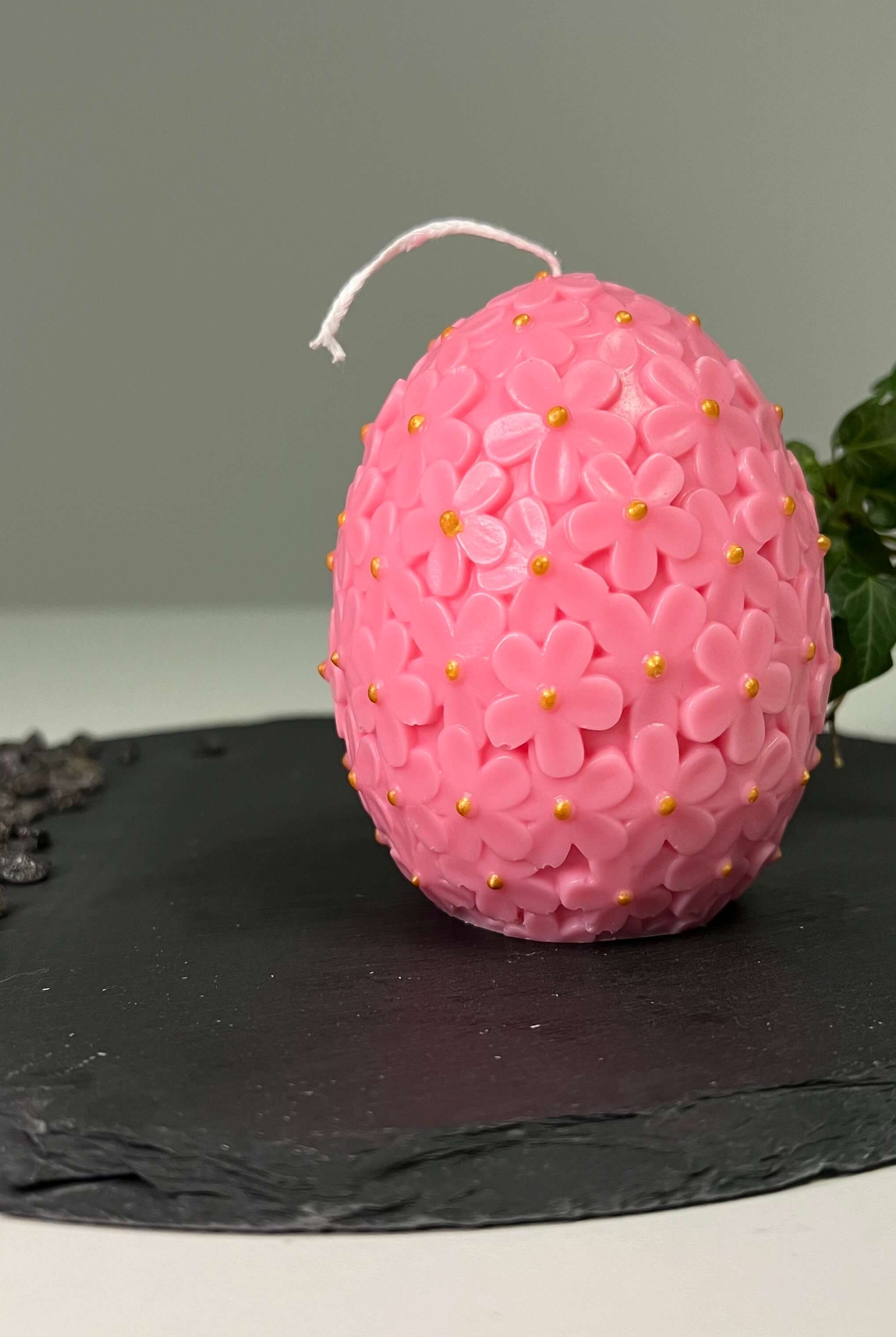 Auf diesem Bild sieht man unsere Floral Easter Egg Brilliance Kerze. Sie ist handgemacht aus Sojawachs. Sie ist nachhaltig, vegan und umweltfreundlich. In pink.
