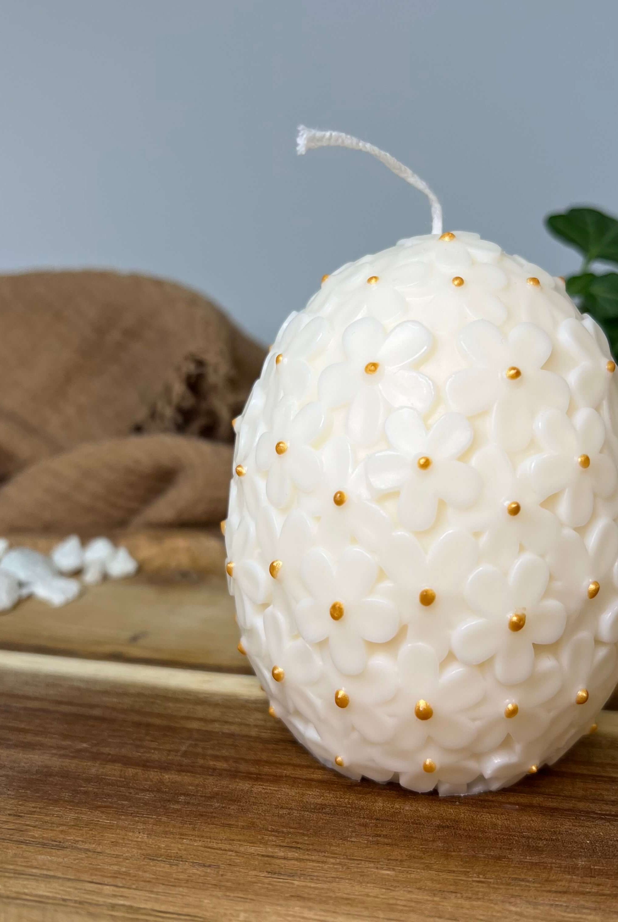 Unsere Floral Easter Egg Brilliance Duftkerze ist in mehreren Düften erhältlich. Der Duft hat einen beruhigenden Geruch. Perfekt für entspannte und gemütliche Tage. In Weiß-Gold.