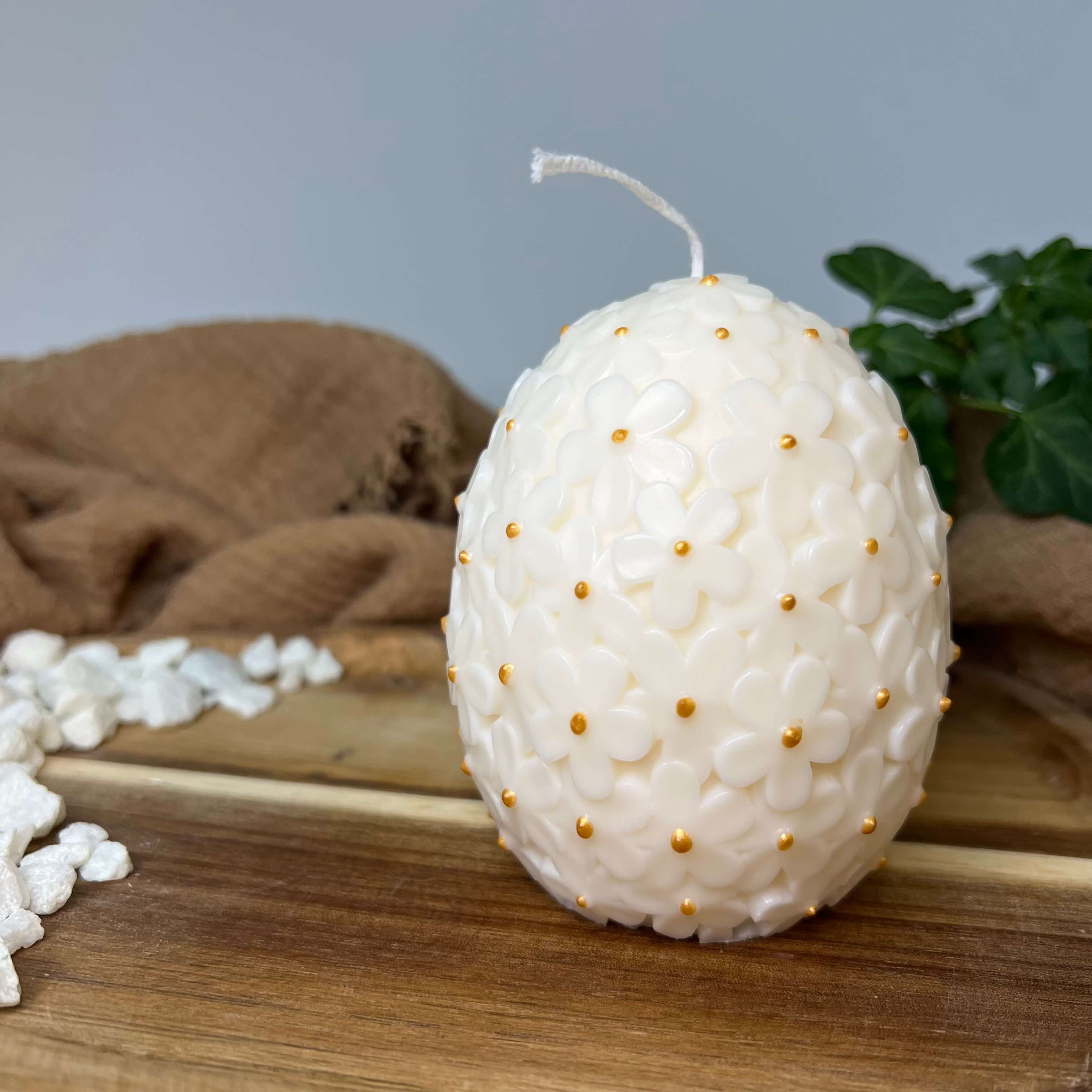 Unsere Floral Easter Egg Brilliance Duftkerze ist in mehreren Düften erhältlich. Der Duft hat einen beruhigenden Geruch. Perfekt für entspannte und gemütliche Tage. In Weiß-Gold.