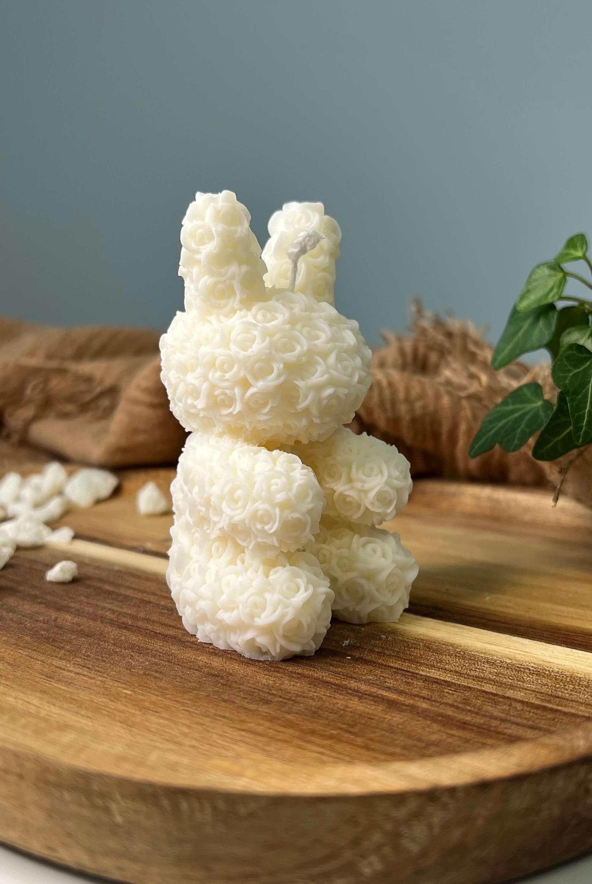 Zusehen ist die nachhaltige und vegane Bio-Sojawachskerze floral bunny elegance. Sie ist in verschiedenen Düften erhältlich und perfekt zur Entspannung.