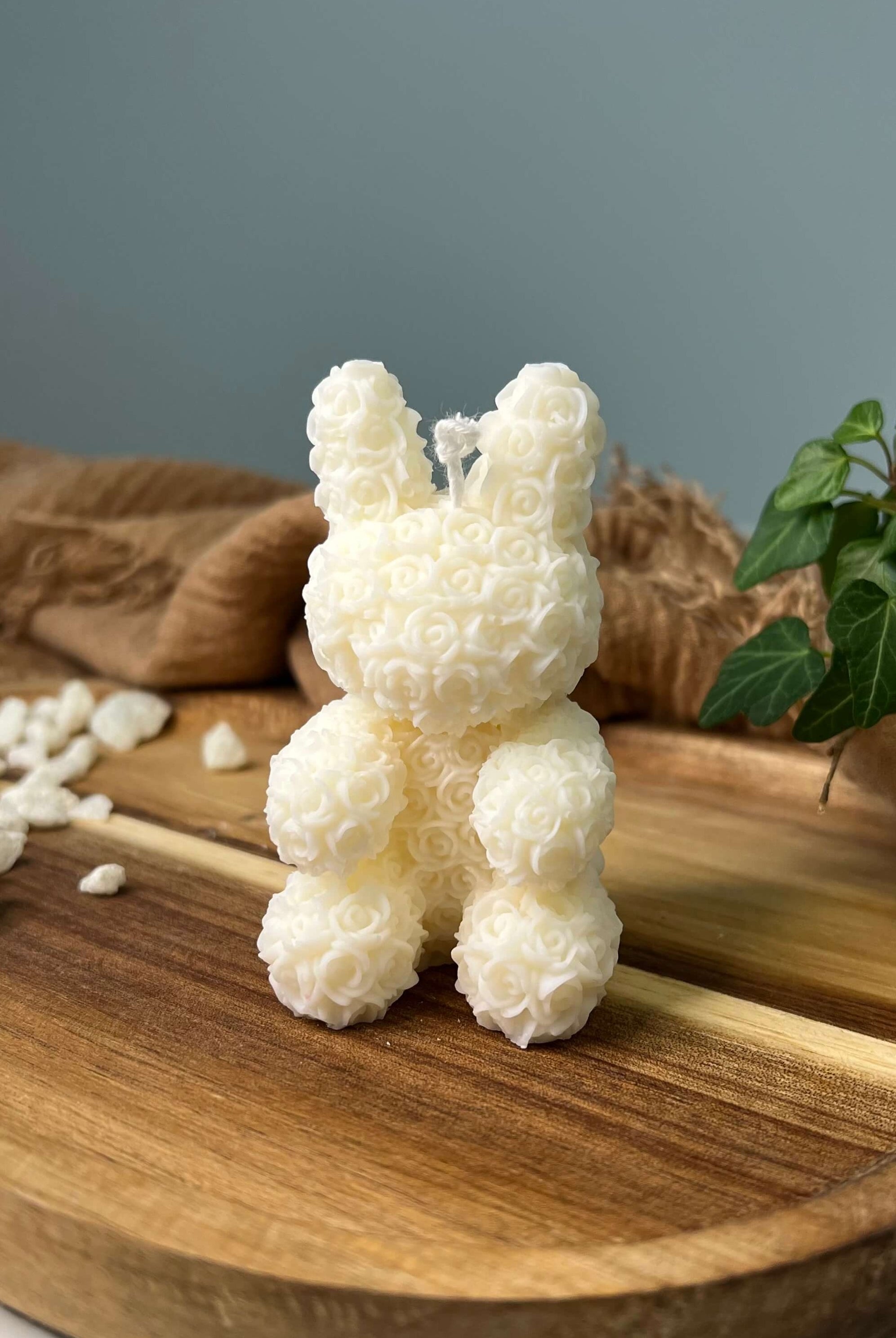 Die floral bunny elegance Kerze ist perfekt für besondere Anlässe. Sie ist handgefertigt in Deutschland und besteht aus hochwertigem Sojawachs.