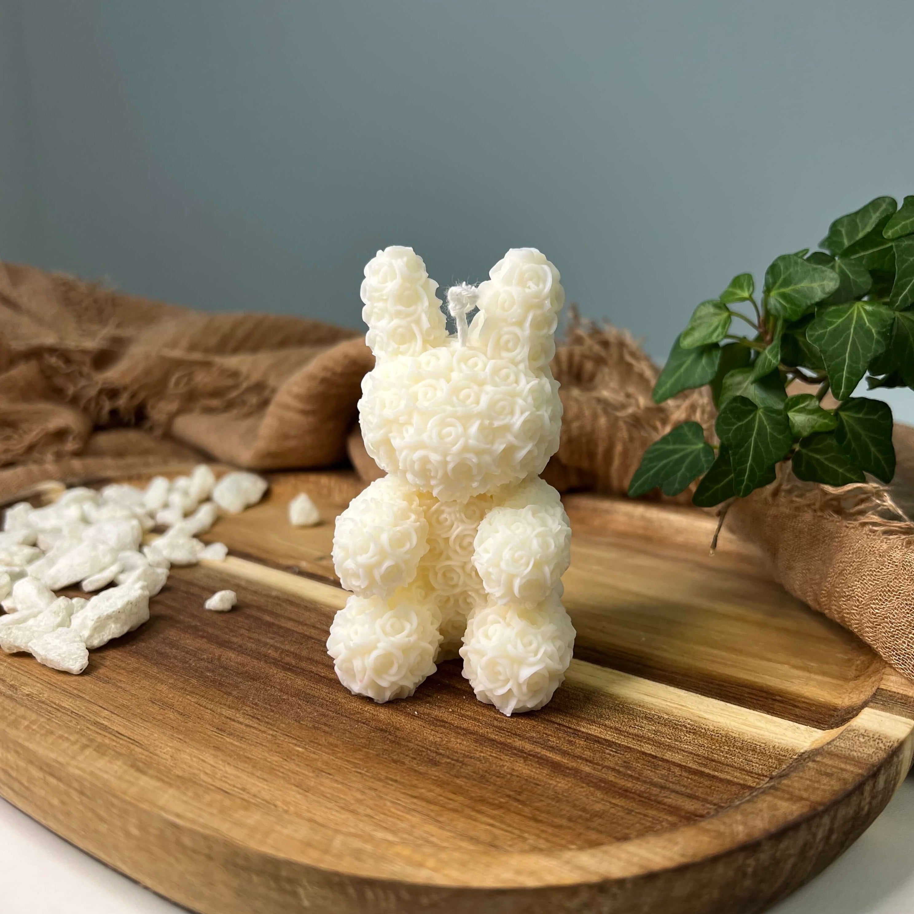 Die floral bunny elegance Kerze ist perfekt für besondere Anlässe. Sie ist handgefertigt in Deutschland und besteht aus hochwertigem Sojawachs.