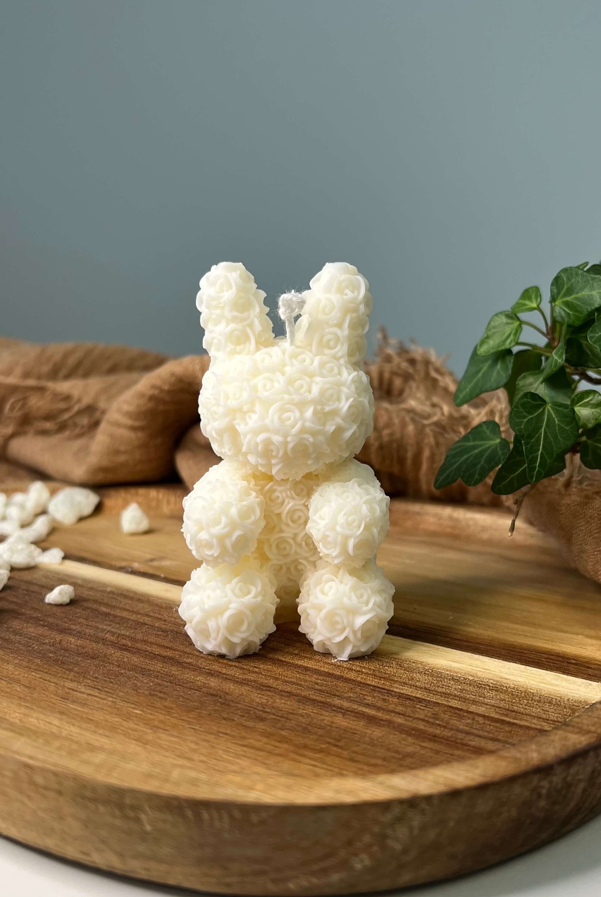 Auf diesem Bild sieht man die floral bunny elegance Kerze. Mann kann sie als Geburtstagsgeschenk oder als Weihnachts- und Ostergeschenk benutzen. Sie ist eine einzigartige Designerkerze.