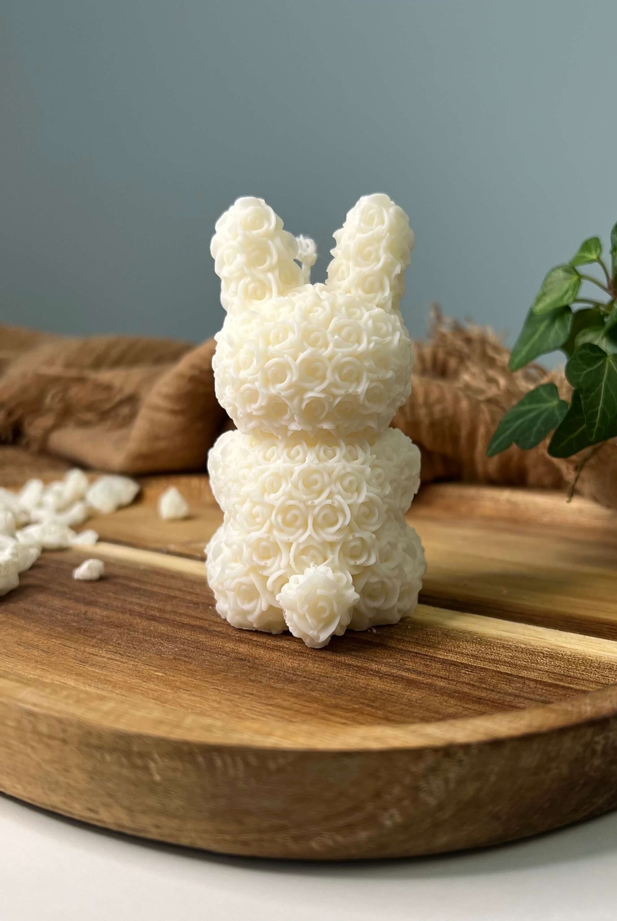 Zusehen ist unsere Sojawachs Duftkerze floral bunny elegance. Sie ist vegan und nachhaltig. Das aussehen ist elegant, einzigartig und ästhetisch. Die perfekte Dekoration für jedes Zuhause.