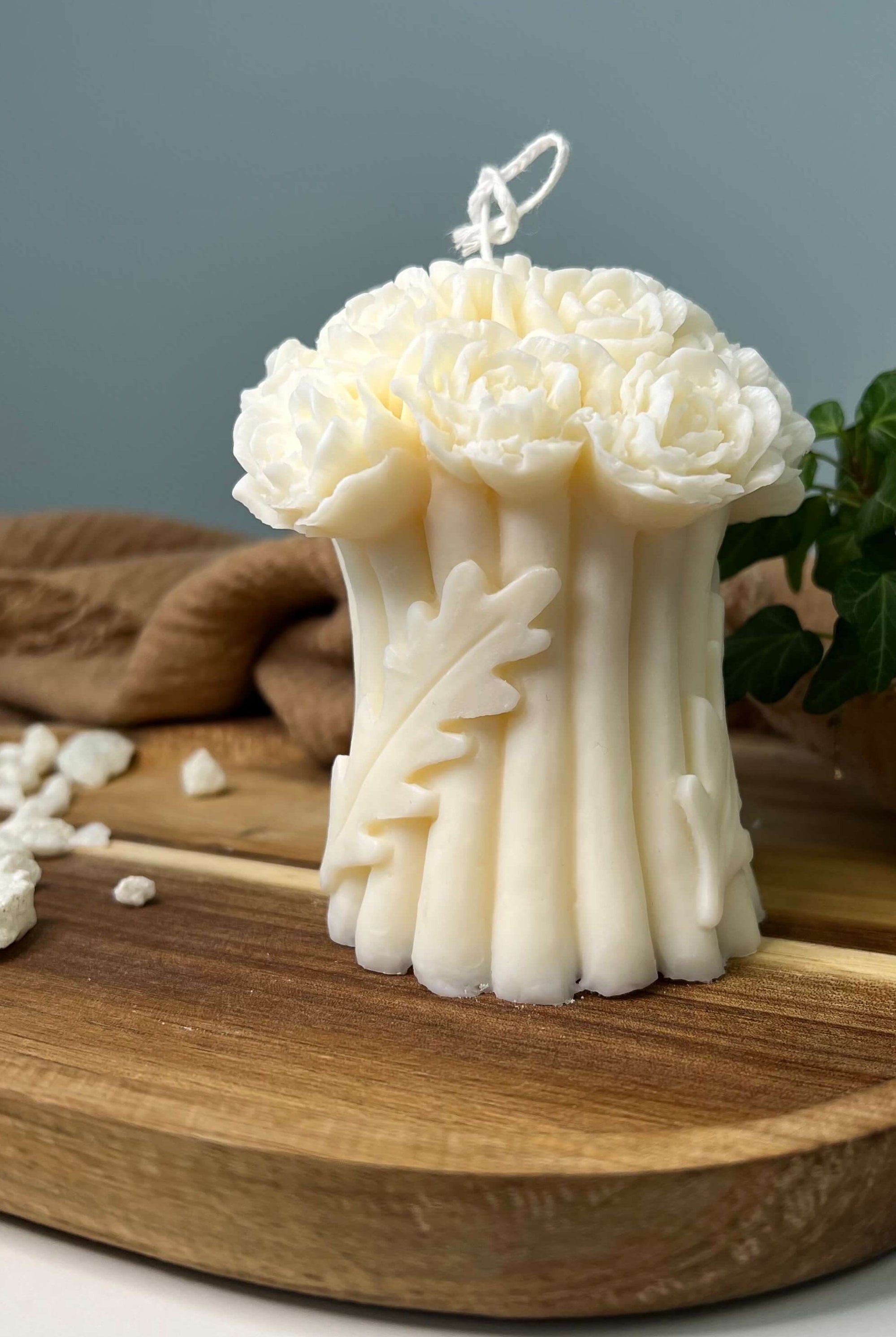 Zusehen ist die flower cascade glow Kerze. Sie ist handgemacht aus Sojawachs und perfekt als Dekoration geeignet. Sie sieht elegant, einzigartig und ästhetisch aus. Jede Kerze ist ein Unikat.