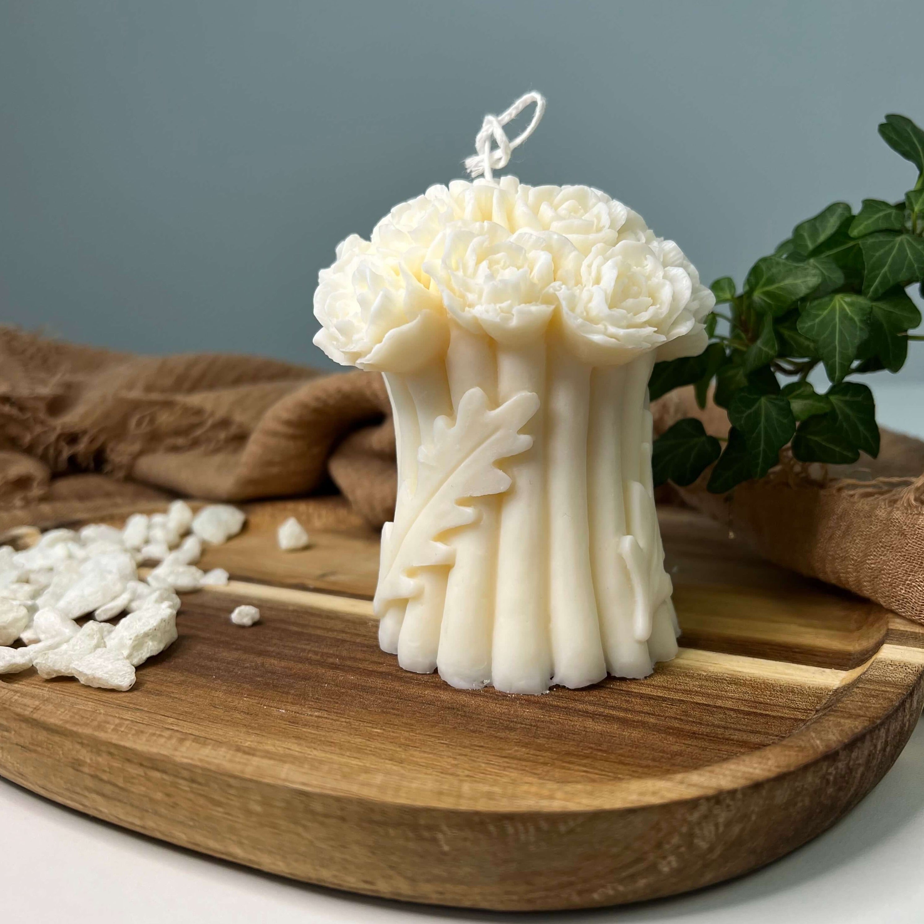 Zusehen ist die flower cascade glow Kerze. Sie ist handgemacht aus Sojawachs und perfekt als Dekoration geeignet. Sie sieht elegant, einzigartig und ästhetisch aus. Jede Kerze ist ein Unikat.