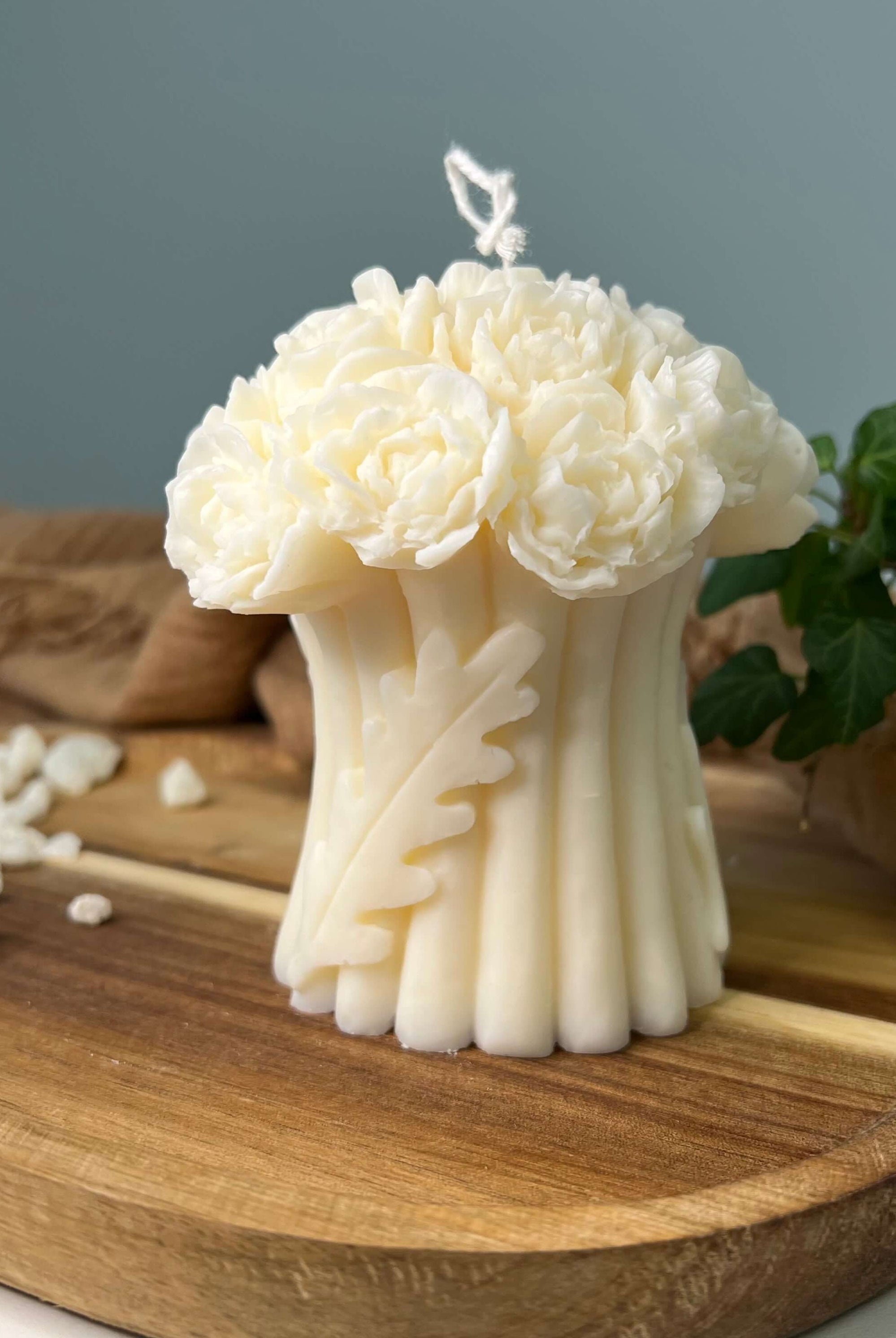 Auf diesem Bild sieht man die flower cascade glow Kerze. Sie ist aus Bio-Sojawachs und mit verschiedenen Düften erhältlich. Die Düfte entspannen und riechen sehr lecker.